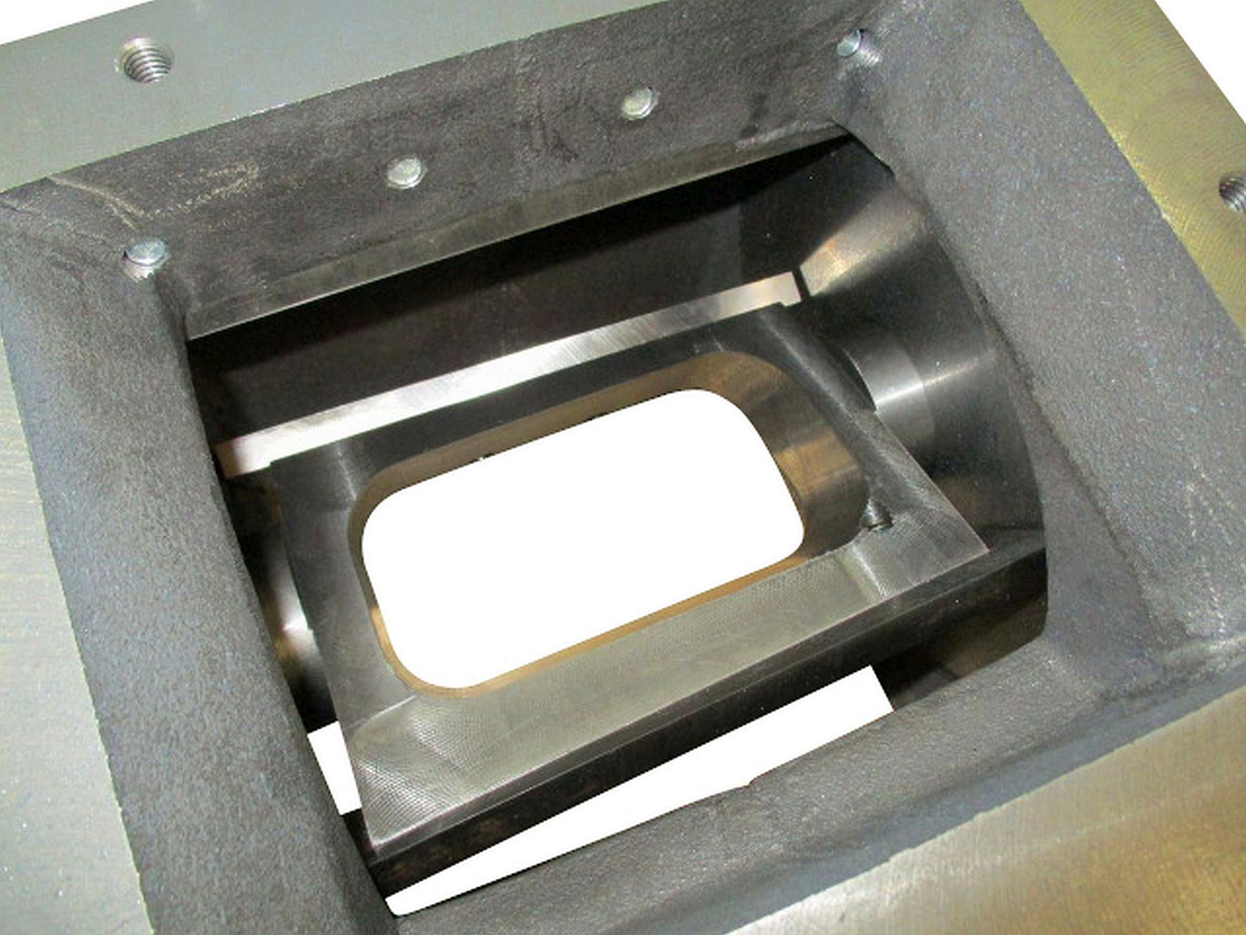 Der FS 200 von Getecha ist ausgelegt für einen Luftdurchsatz von 4.000 m3/h und hat eine Einlauföffnung der Größe 205 x 160 mm. Sein Schnittspalt lässt sich auf nur 0,02 bis 0,03 mm einstellen, was das Zerkleinern extrem dünner Folien- oder Papierstreifen ermöglicht. Bild: Getecha