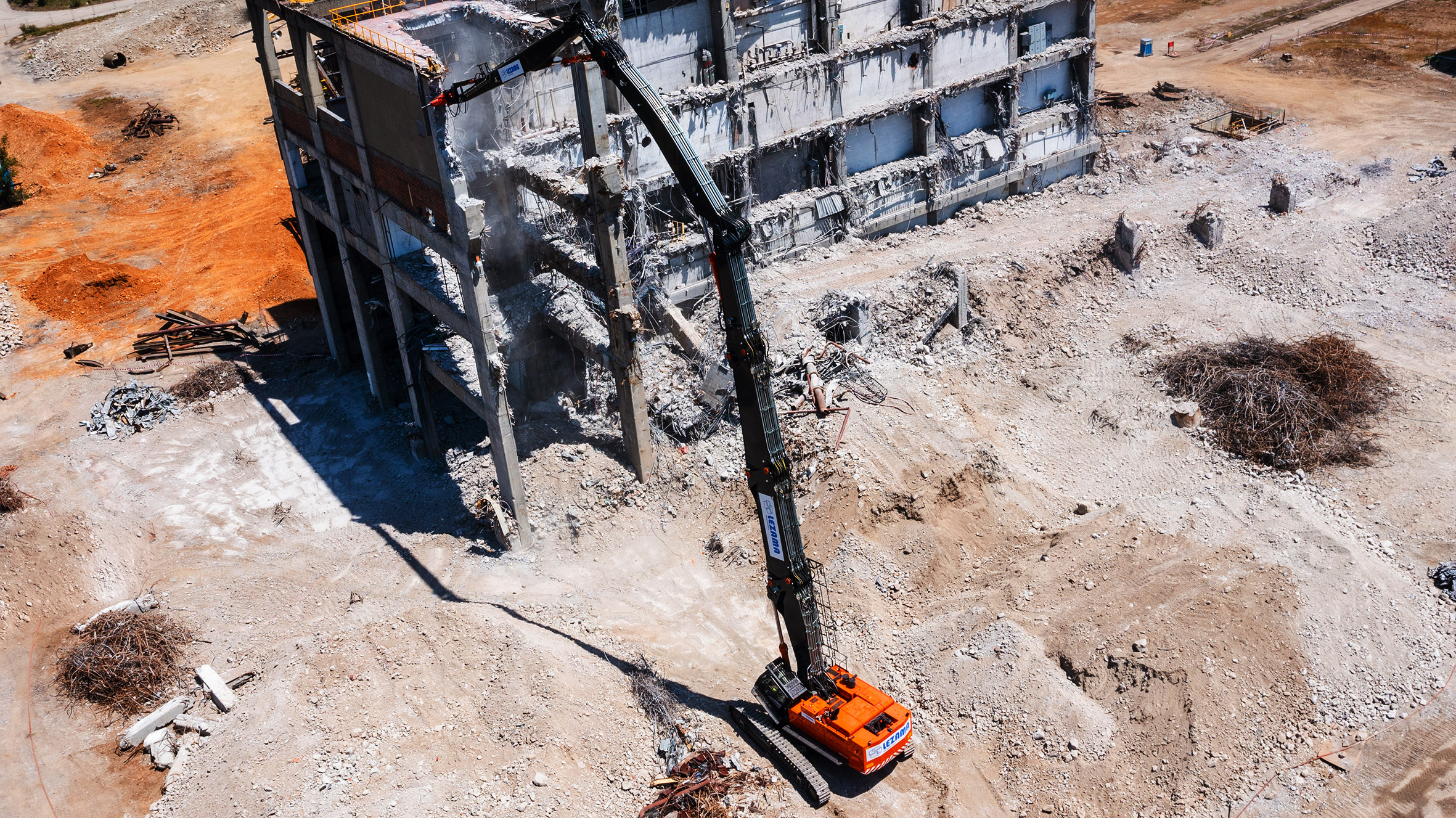 Erster Einsatz – Der KMC1200S zerlegt das Betontragwerk im ehemaligen Kraftwerk. Bild: Kiesel