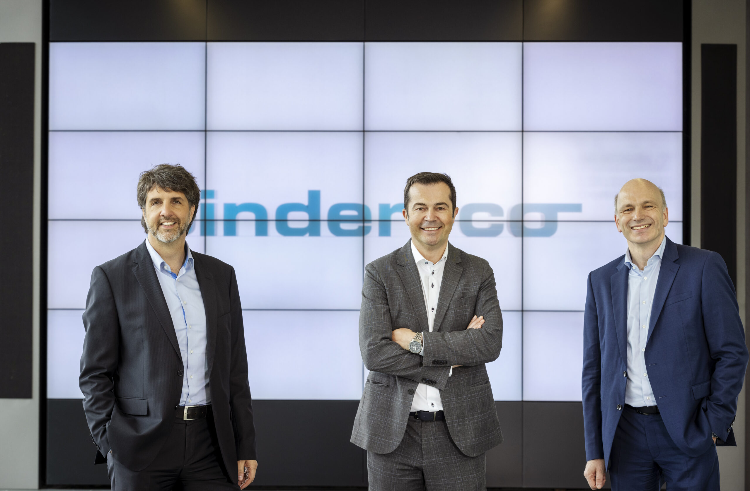 Komptech und Binder haben eine Technologiepartnerschaft vereinbart, um die Abscheidung von Stör-stoffen in der Kompostaufbereitung zu steigern. Jörg Rosegger (r.) und Martin Pfeffer (l.) aus dem Vorstand der Binder+Co AG mit Heinz Leitner, CEO Komptech (mitte) Bild: Komptech