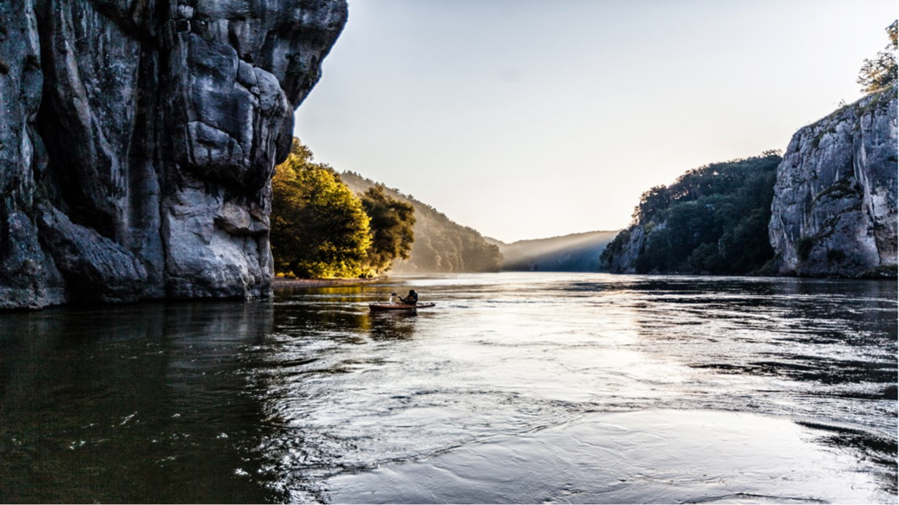 In Kelheim (hier der Donaudurchbruch) entsteht eine Wasserstoff-Produktionsanlage, die diesen zukunftsfähigen Energieträger aus Abfällen wie Gülle, Biomüll und Klärschlamm produziert. Bild: Attila Henning