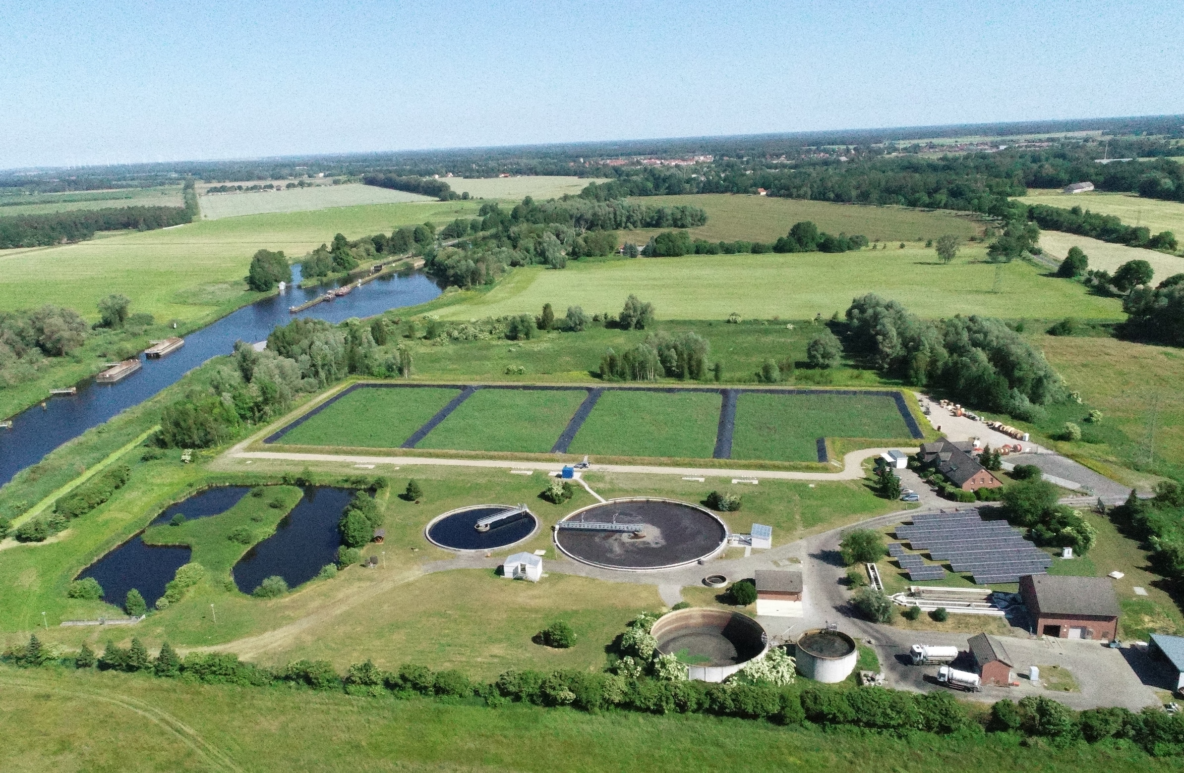 Die Kläranlage Liebenwalde mit den vier Becken der Vererdungsanlage im Hintergrund (Quelle: The Pauly Group)