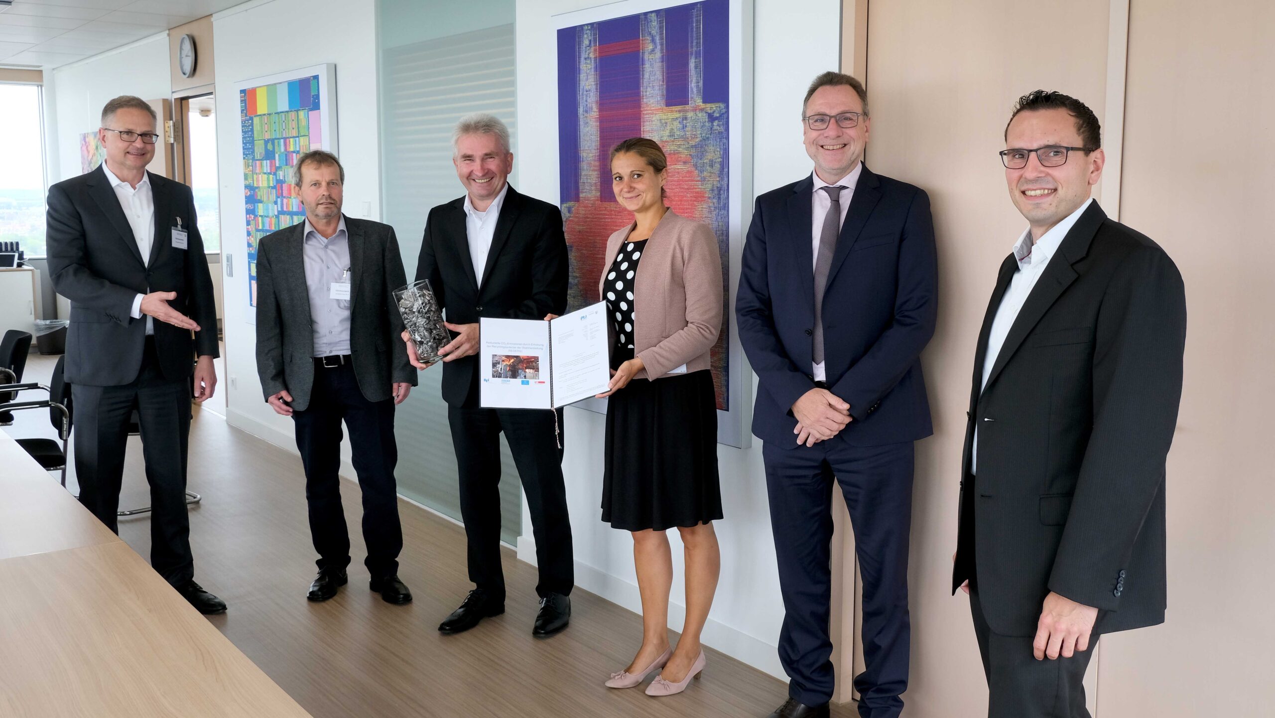 Übergabe des Fördermittelbescheids (v.l.): Bernd Fleschenberg (COO TSR Recycling), Michael Hensmann (BFI), Andreas Pinkwart (Wirtschaftsminister NRW), Marie Jaroni (Head of Center of Decarbonization Thyssenkrupp Steel), Samit Khayat (Geschäftsführer IN4climate), Marco Knepper (Leiter Metallurgie Schmelzbetrieb HKM) (Quelle: TSR)