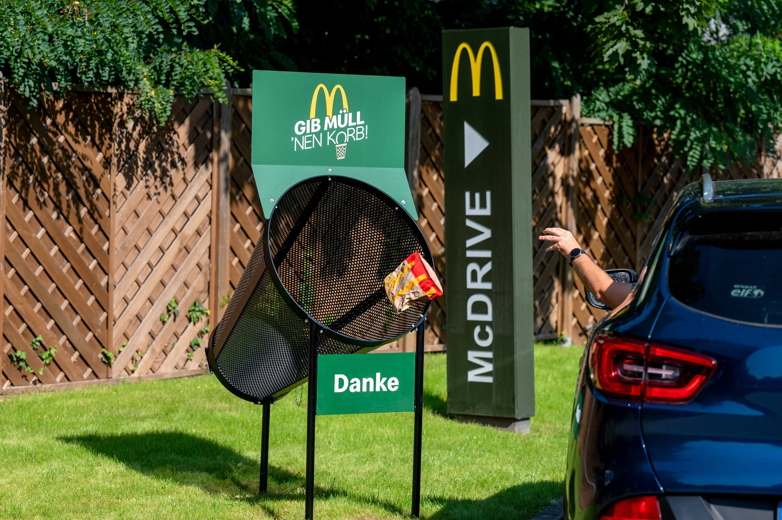 Teil der Kampagne ist ein Abfallkorb, der zur ordnungsgemäßen Entsorgung anregen soll. (Quelle: McDonald’s)