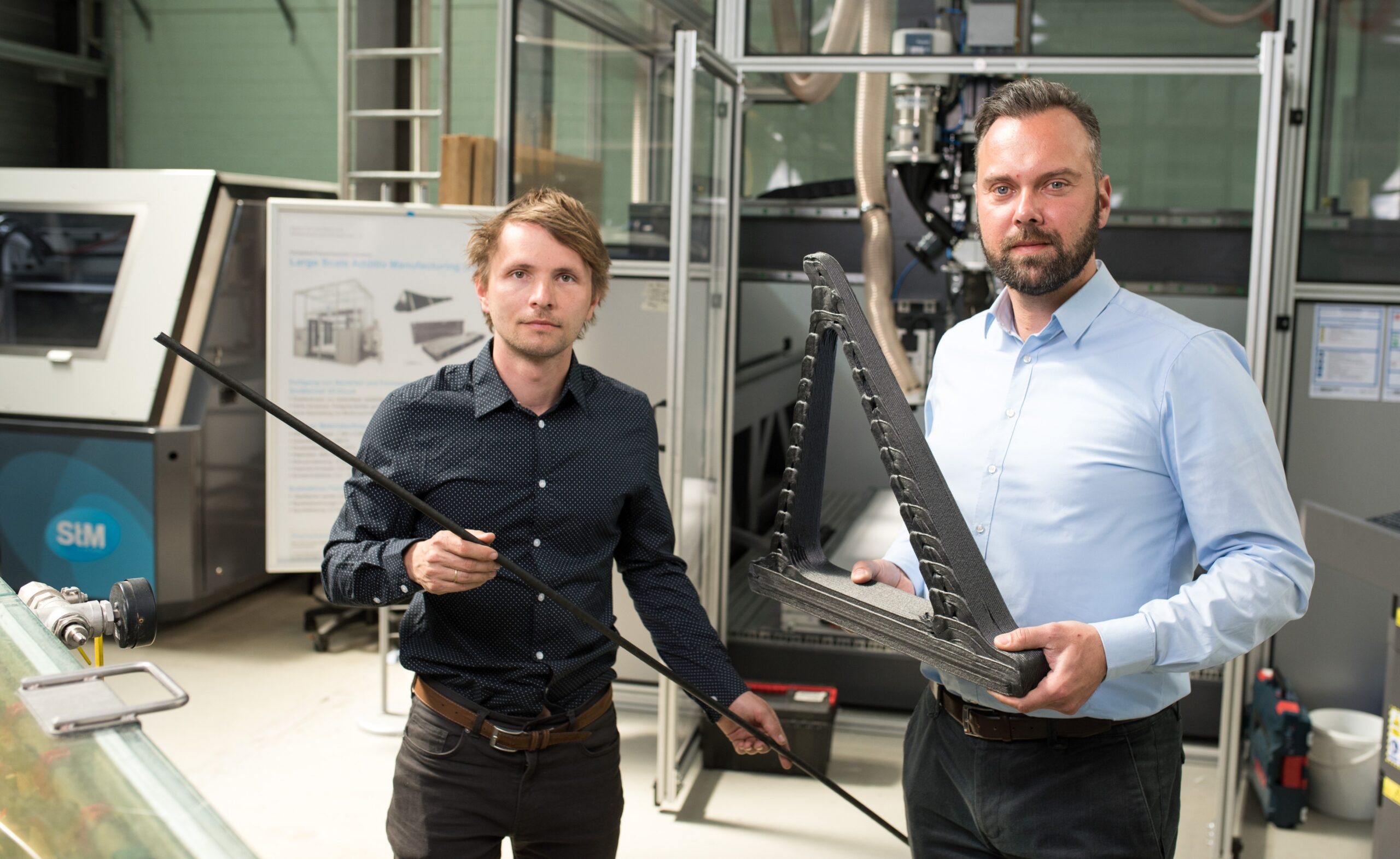Holger Seidlitz (rechts) und Jonas Krenz arbeiten gemeinsam mit Global Enertec an einer neuartigen, energieeffizienten Recycling-Technologiekette für Carbon-Bauteile. (Quelle: Sebastian Rau)