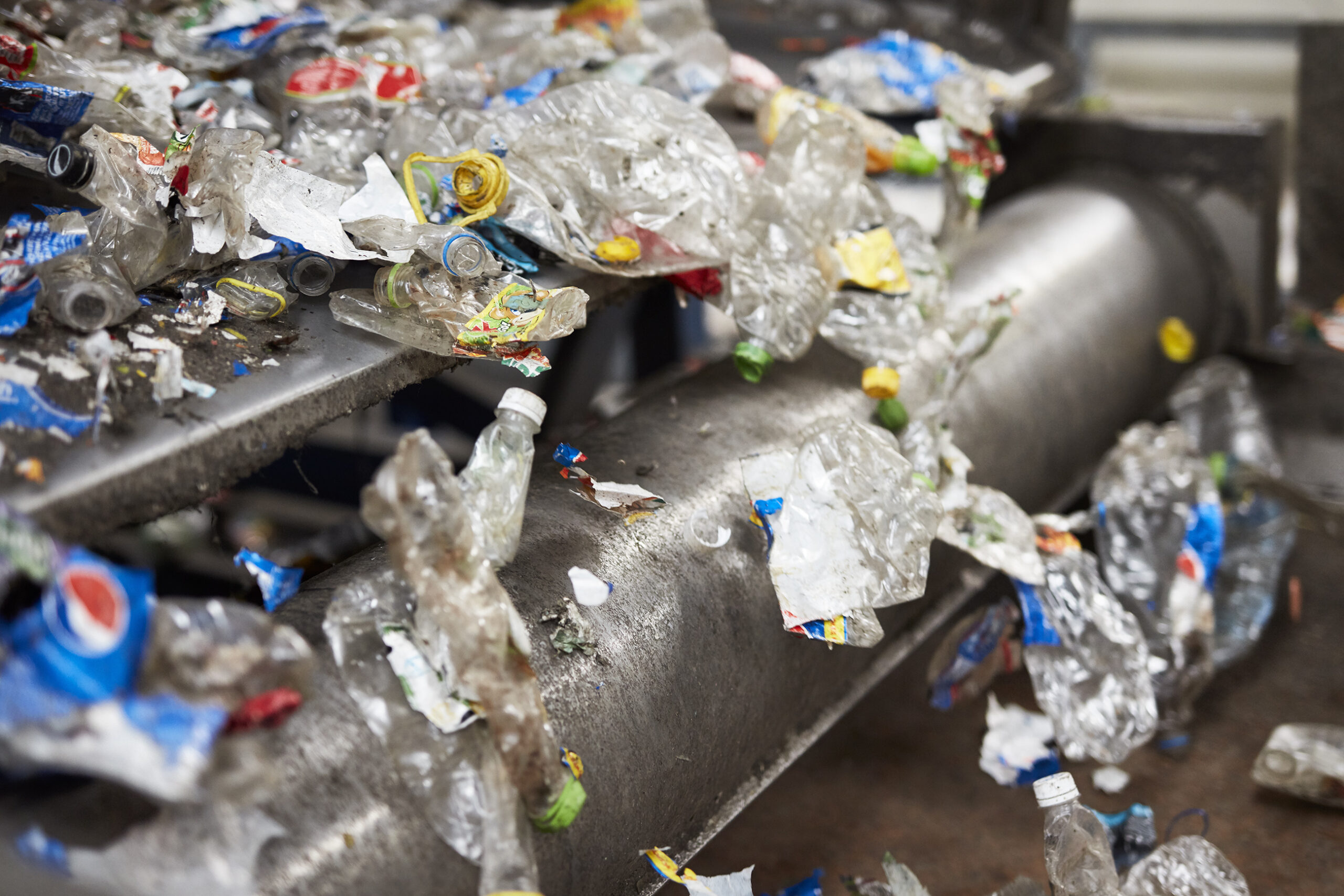 Das recycelte PET stammt von Flaschen aus der haushaltsnahen Sammlung und wird zur Herstellung neuer Flaschen verwendet. (Quelle: Alpla)