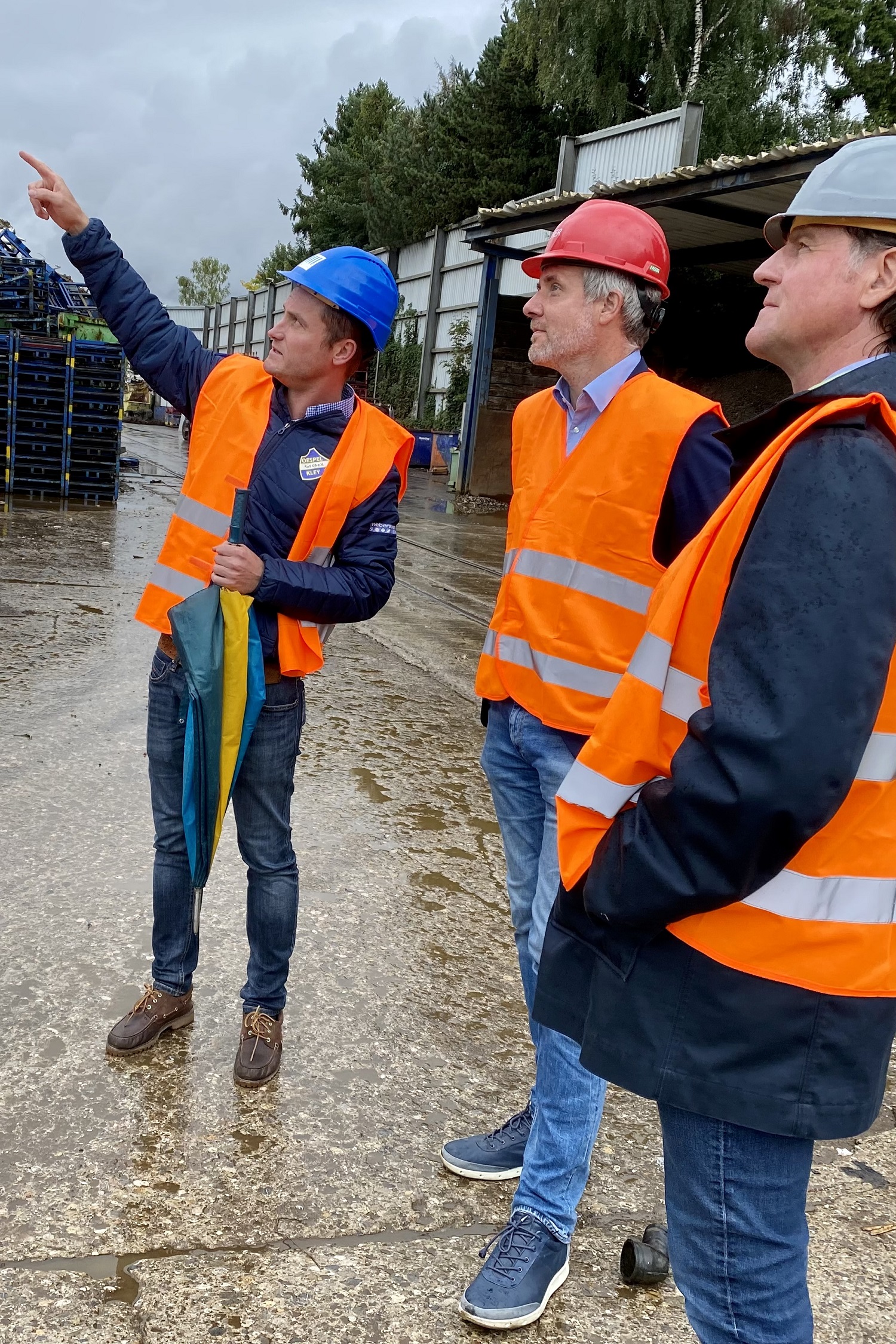 v.l.n.r.: Geschäftsleiter der Alfa Recycling München GmbH & Co. KG, Karl Dieter Schlehenkamp; Dieter Janecek MdB und BDSV Präsident Andreas Schwenter