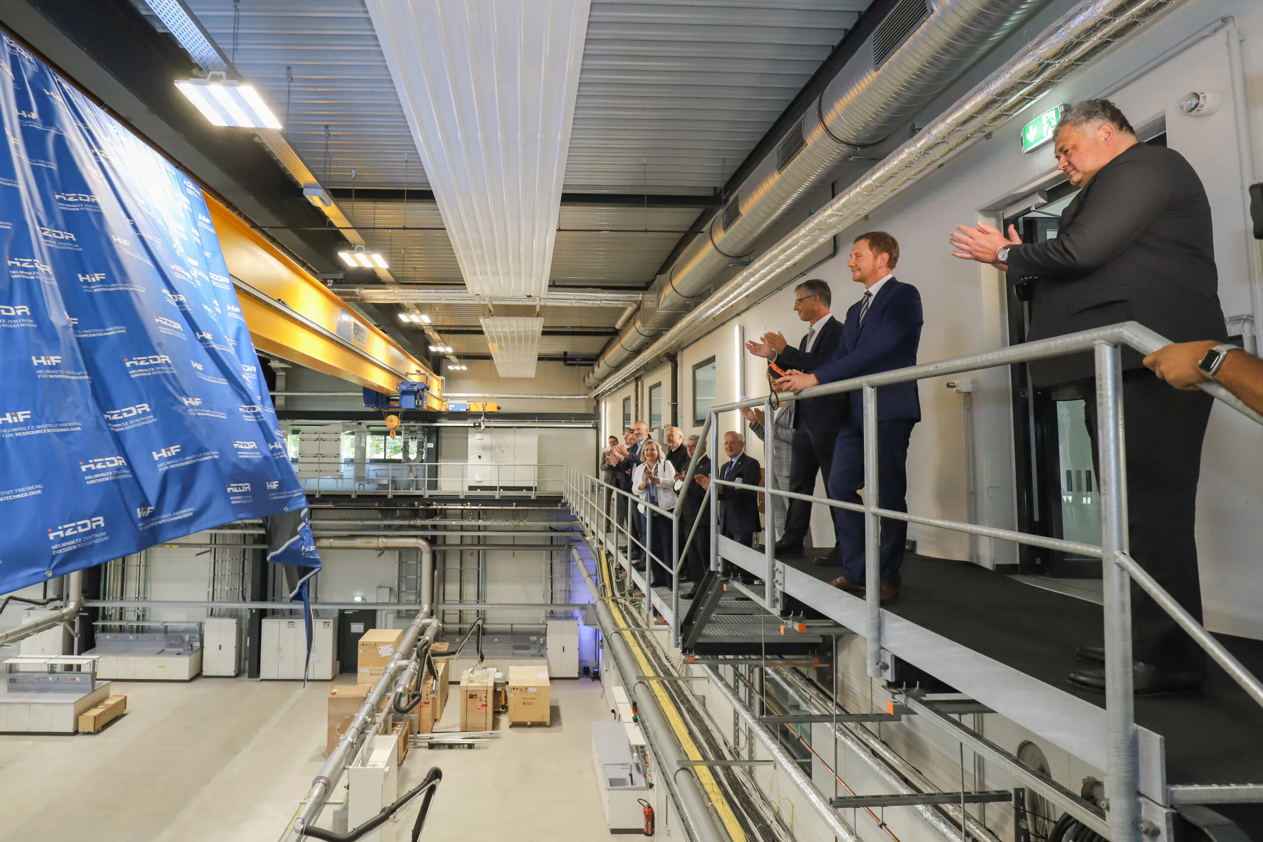 Ministerpräsdident Michael Kretschmer (Mitte) weiht zusammen mit Prof. Sebastian M. Schmidt (Rechts) und Dr. Jens Gutzmer (PhD ZA, Links) das neue Metallurgie-Technikum des Helmholtz-Institut Freiberg für Ressourcentechnologie ein.
Foto: HZDR/Wieland Josch