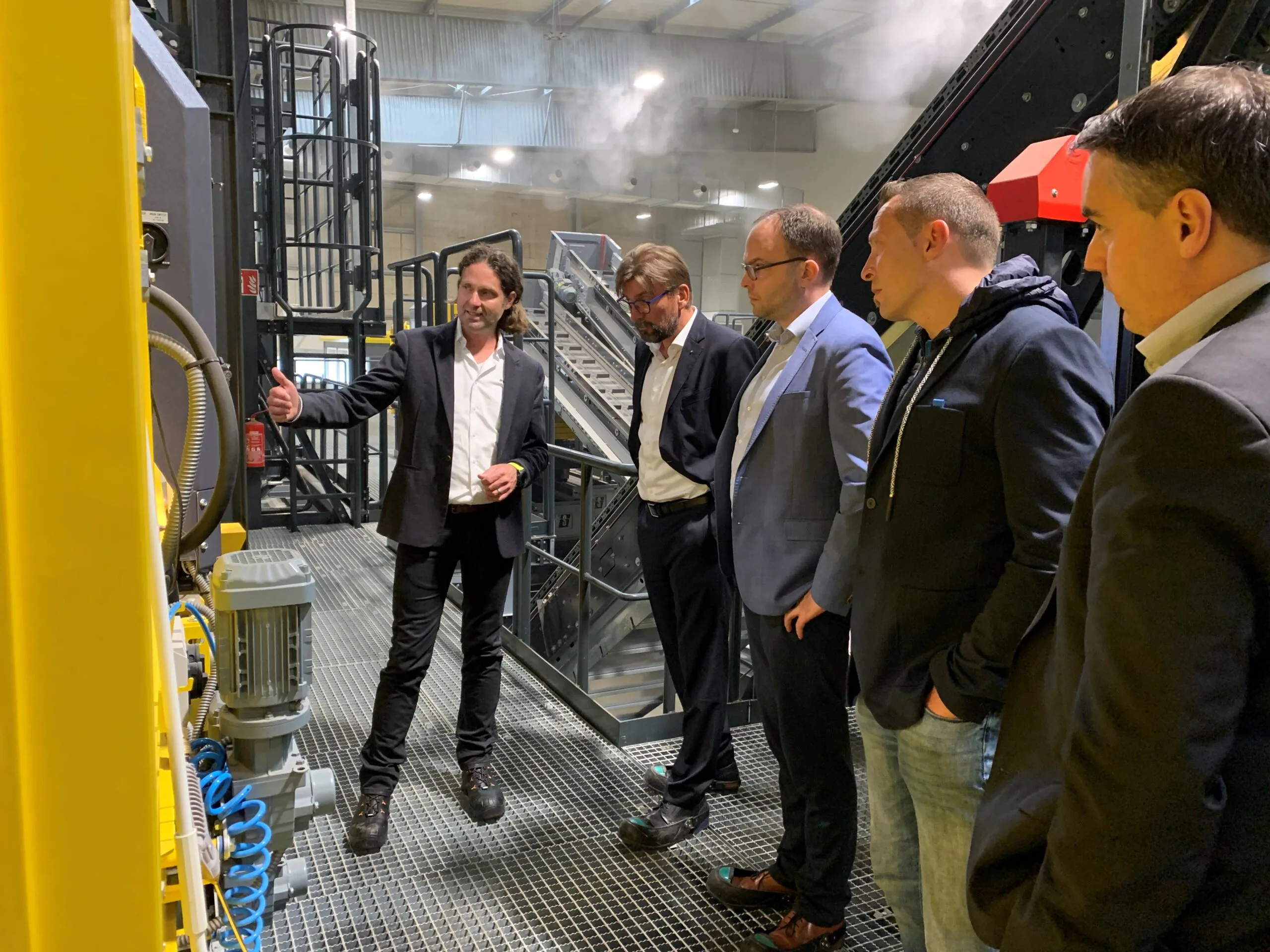 v.l.n.r.: Hendrik Beel, Geschäftsführer der Steinert UniSort, Achim Helmenstein, Geschäftsführer Fischbach KG, Tobias Herzog, Managing Director Tailorlux, Swen Peters, Packaging Equipment, Technology & Sustainability Henkel, Marco Flosbach, Sales Director Fischbach KG, besprechen das Ergebnis ihrer Zusammenarbeit im Steinert-Test-Center (unter Corona-konformen Bedingungen). Bild: Steinert
