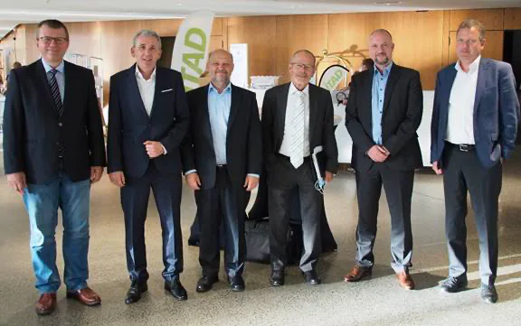 ITAD-Vorstand bei der Mitgliederversammlung in Würzburg: Dr. Klaus Piefke, Dirk Remmert, Rainer Allmannsdörfer, Gerhard Meier, Dr. Joachim Manns, Dr. Frank Ehlers. Peter Bollig hat die Versammlung online verfolgt. Bild: ITAD