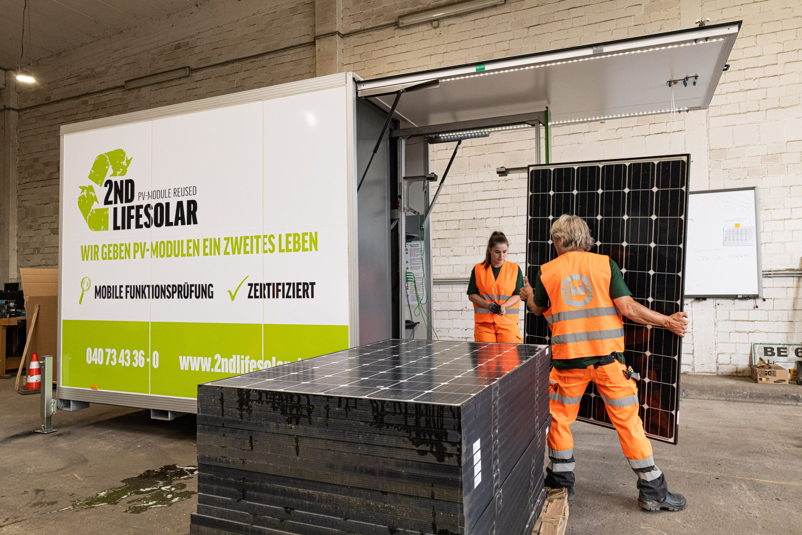 Mit dem mobilen Prüflabor nimmt 2ndlifesolar beim Kunden vor Ort eine Ersteinschätzung vor. Dabei werden Defekte aufgespürt, die in einer Sichtprüfung nicht erkennbar sind. Bild: Buhck Gruppe