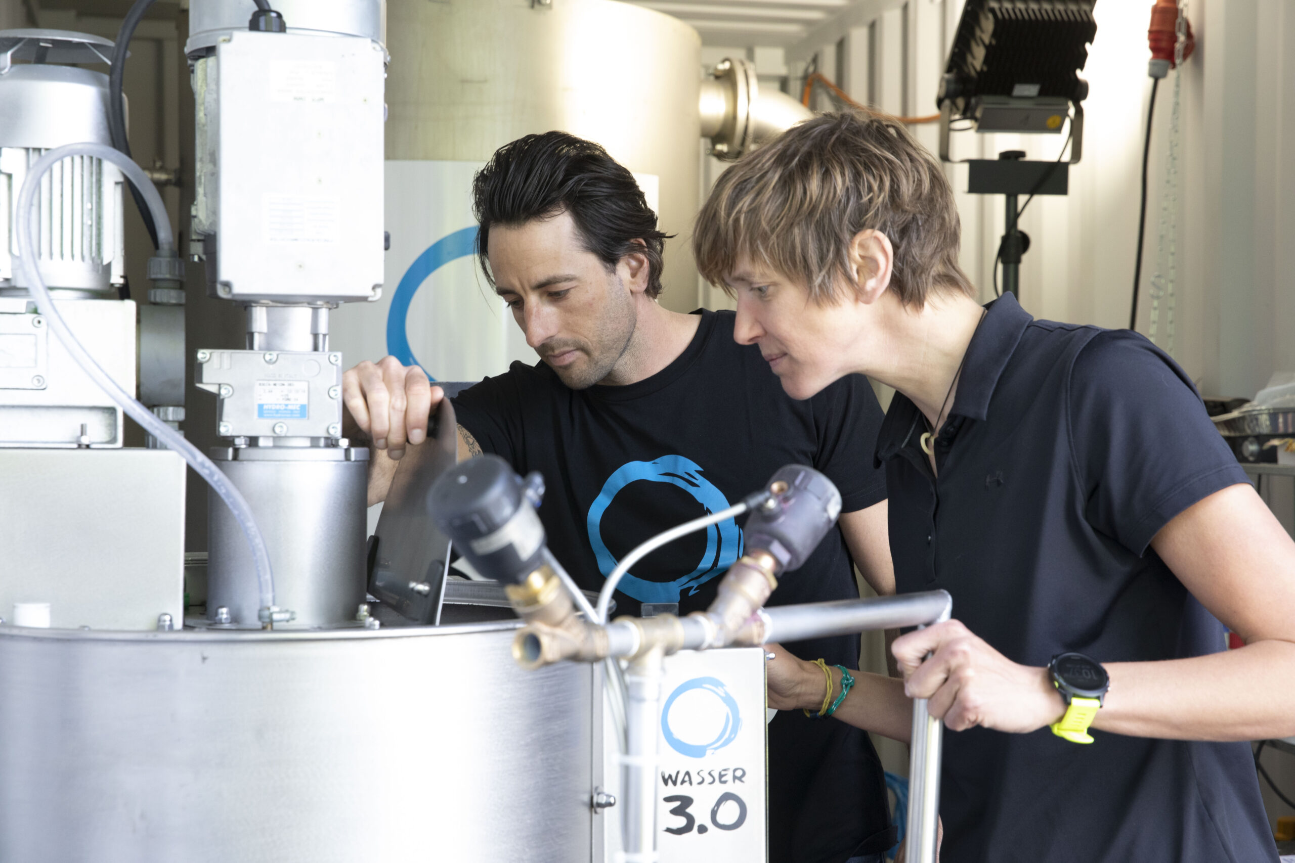 Für Wasser ohne Mikroplastik und Mikroschadstoffe: Forschung bei Wasser 3.0 (links: Dennis Schober, Innovation & Transfer, rechts: Dr. Katrin Schuhen, Erfinderin & Geschäftsführerin) (Quelle: Wasser 3.0)