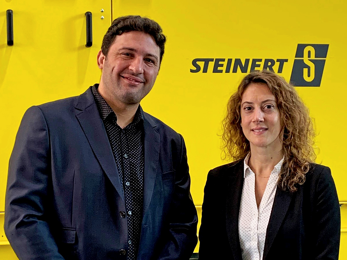 Die Gastgeber auf dem Steinert-Stand auf der Pollutec 2021: Ghislain Chaour, Gebietsleiter Frankreich im Metallrecycling (links) und Agnès Palacio, Gebietsleiterin Frankreich, in der Sparte Abfallrecycling (rechts). Bild: Steinert