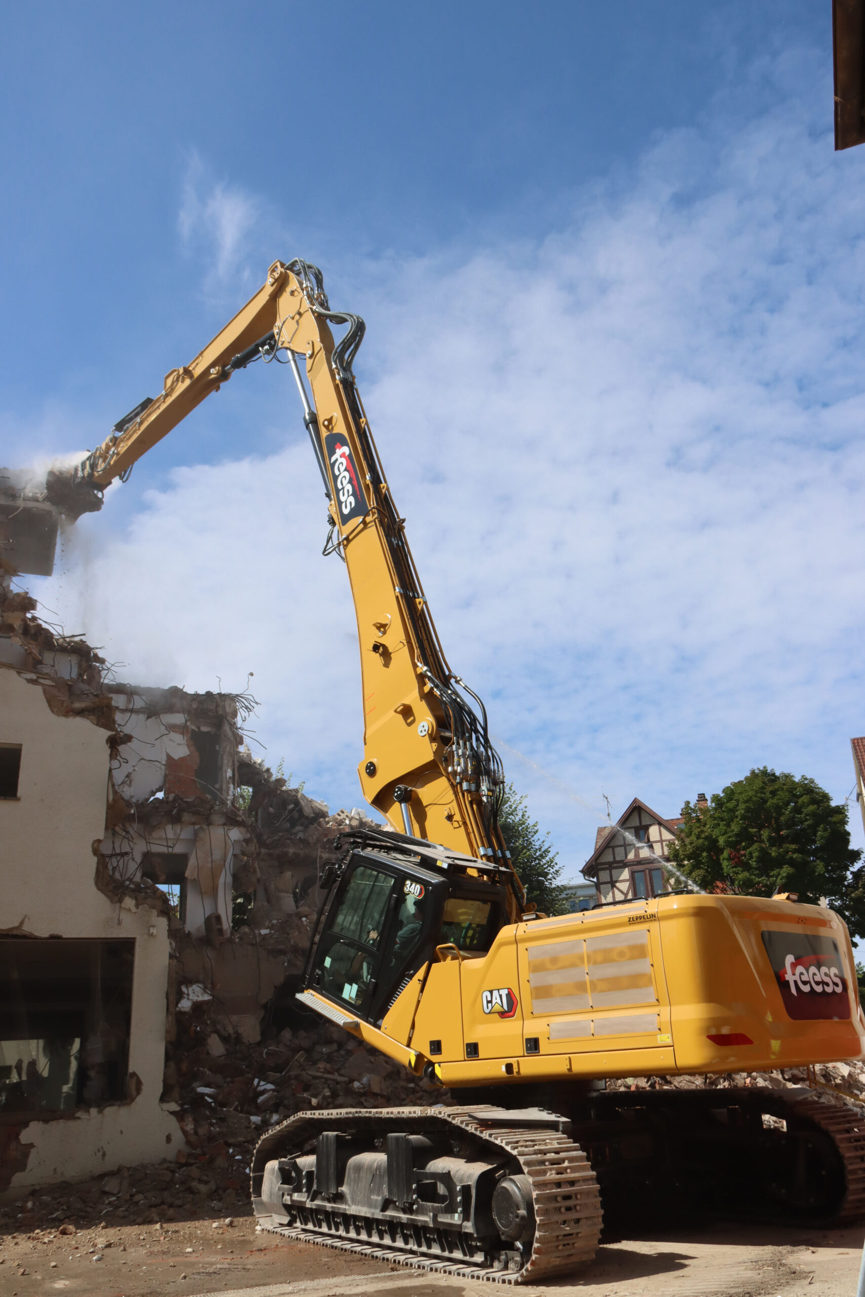 Das Recycling beginnt bereits auf den Baustellen, wie das Beispiel Abbruch der Volksbank in Fellbach zeigt. Bild: Caterpillar/Zeppelin