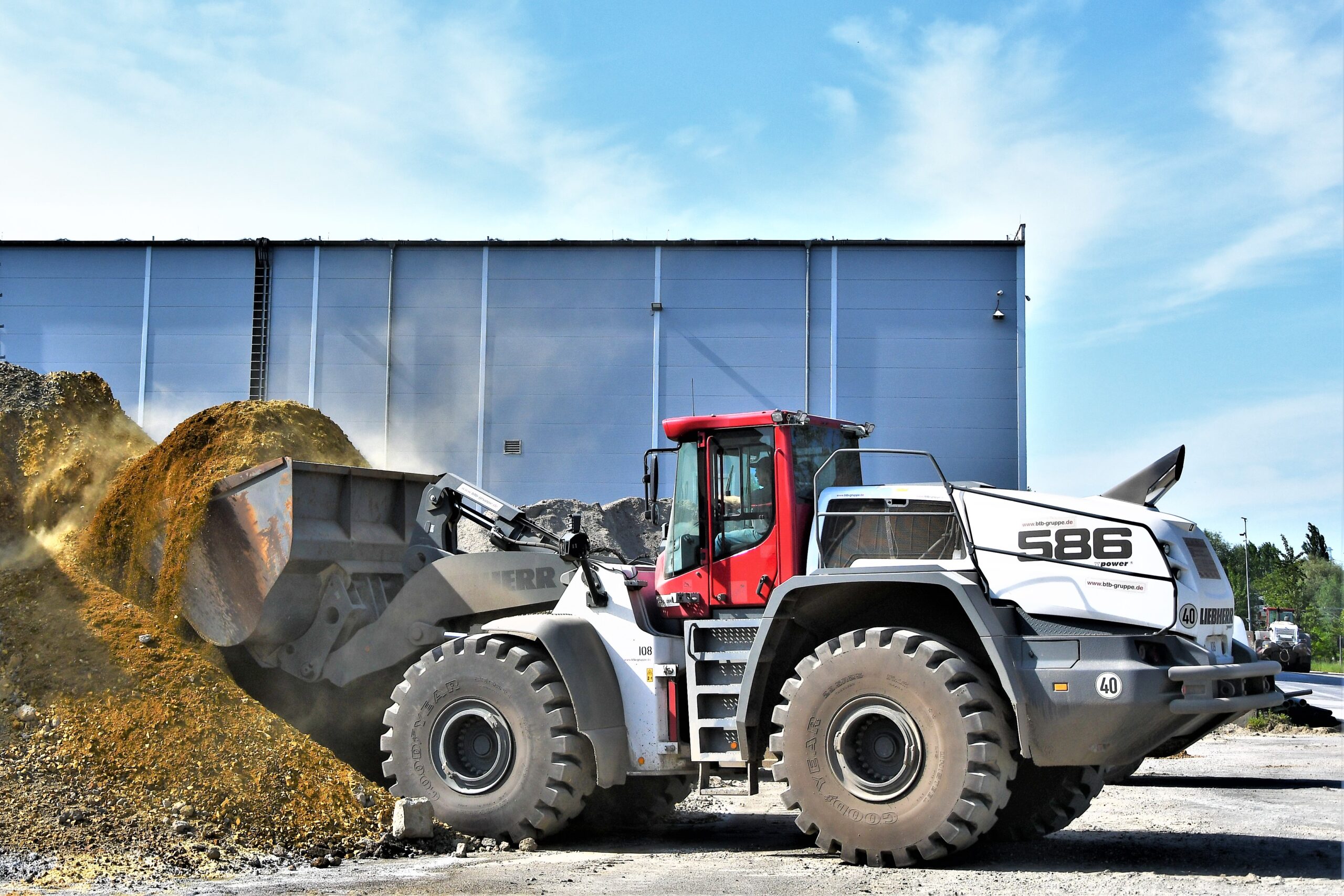 Einer der neuen L 586 XPower bei der BTB Gruppe Berlin. Bild: LIebherr