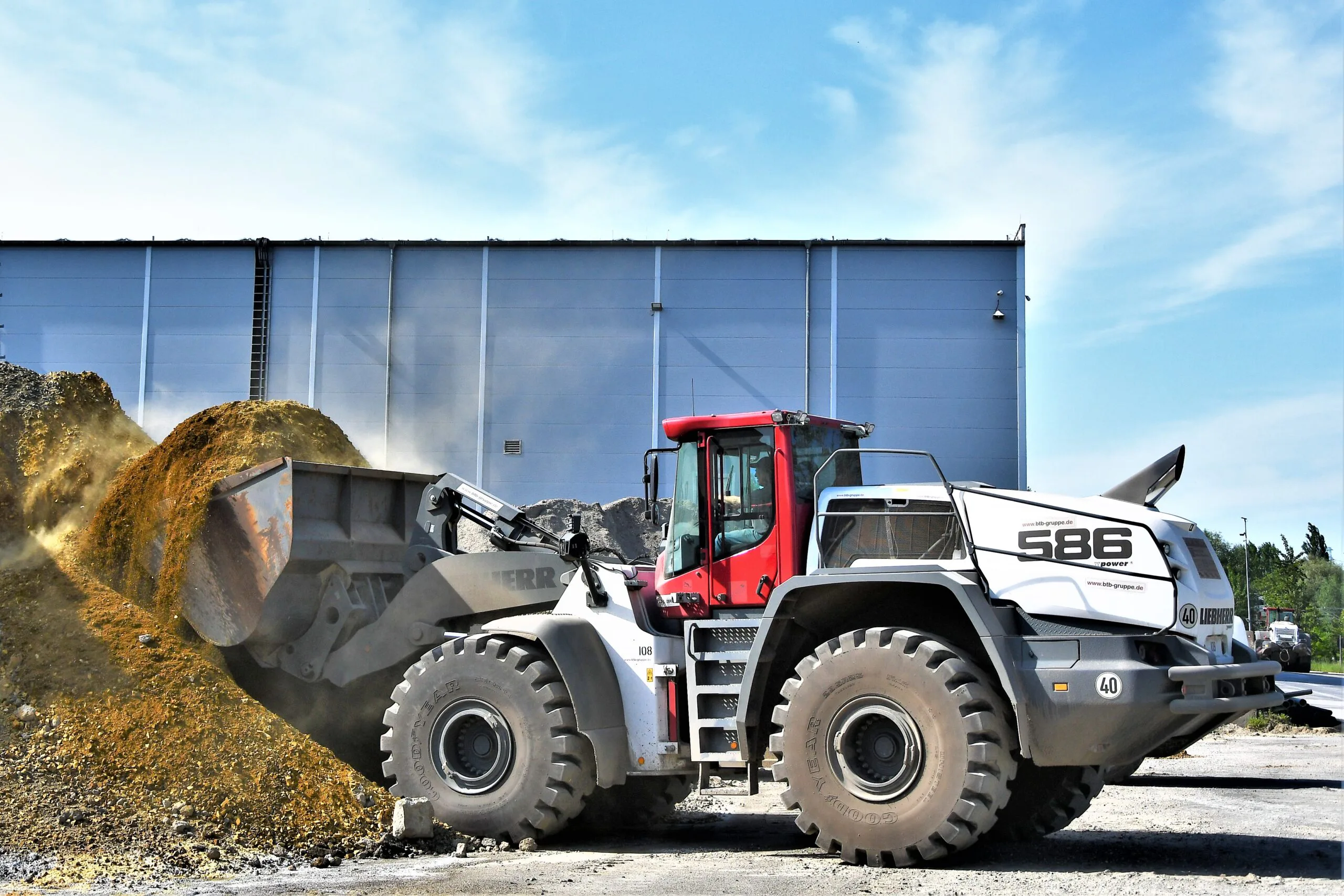 Einer der neuen L 586 XPower bei der BTB Gruppe Berlin. Bild: LIebherr