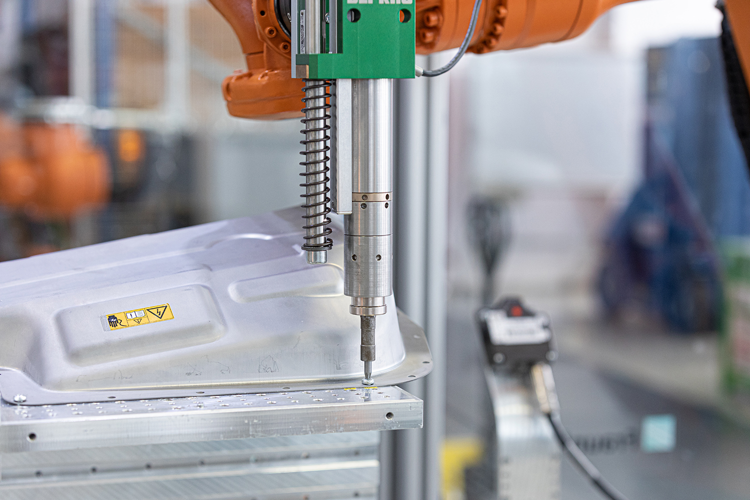 Im Forschungsprojekt Demobat entwickelt ein Forschungsteam vom Fraunhofer IPA einen Industrieroboter, der die ausgedienten Batterien von Elektroautos sortenrein demontiert. (Quelle: Rainer Bez/Fraunhofer IPA)