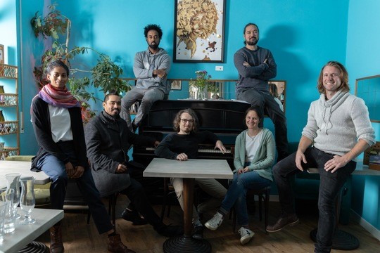 Das Team der Plastic2Beans GmbH hat das Tauschkonzept „Kaffee gegen Wissen und Recyclingtechnologie“ entwickelt: (v. l. n. r.) Haoua Maïano, Marvin Böttge, Abiye Dagnew, Albert Töws, Lisa Monschau, Kalie Cheng (Gründer) und Robin Kirschhartz. Bild: EFA