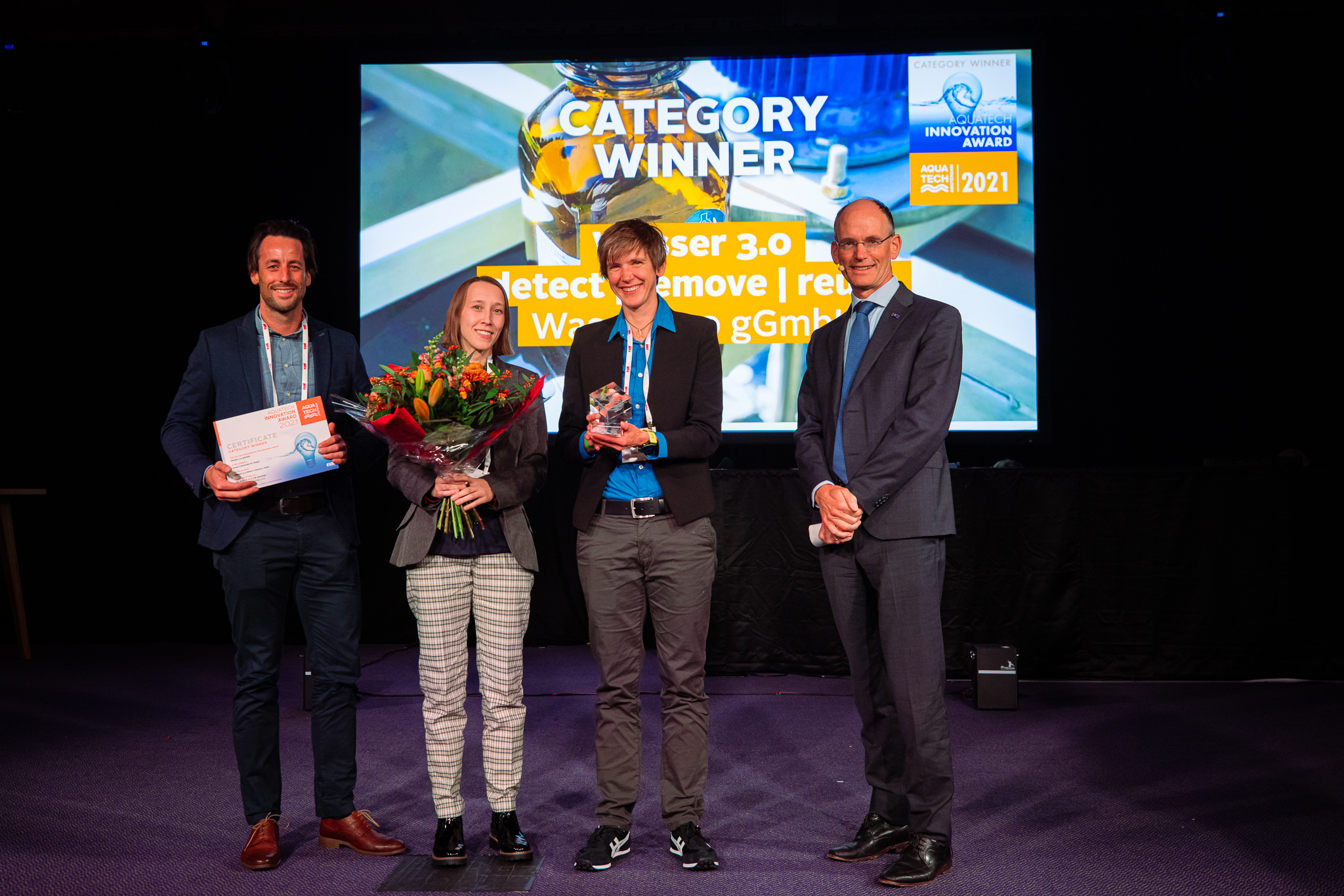 Von links: Dennis Schober, Anika Korzin, Dr. Katrin Schuhen und Prof. Cees Buisman bei der Verleihung des Aquatech Innovation Awards in der Kategorie Green Chemicals for Water. (Quelle: Floris Heuer/Wasser 3.0)