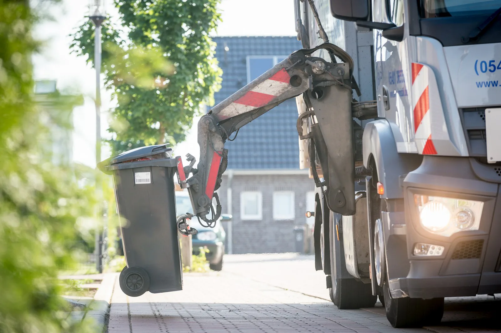 Zukünftig werden die Inhalte der grauen Tonne in drei verschiedenen Müllverbrennungsanlagen verarbeitet. Bild: A. W. Sobott/AWIGO.