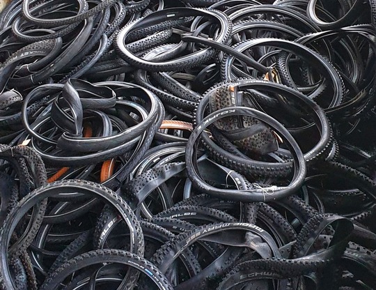 Im Forschungsprojekt wird untersucht, wie aus Altreifen wieder neue Fahrradreifen entstehen können. Bild: Ralf Bohle GmbH