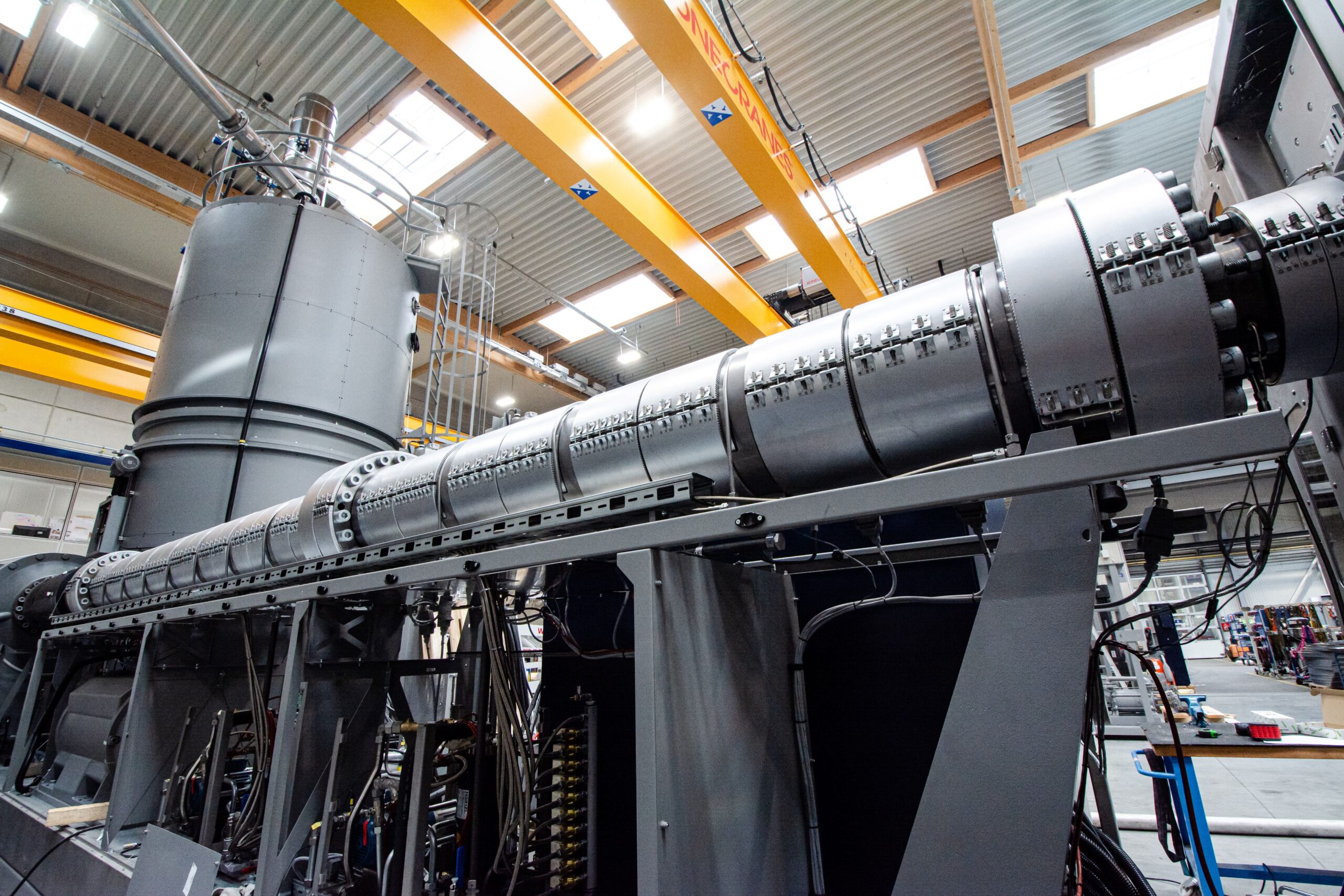 Knapp bis unter die Decke der 2021 in Betrieb genommenen neuen Produktionshalle reicht der Reaktor der Vacurema T Großanlage, die in Brasilien in Betrieb gehen wird. Bild: Erema GmbH