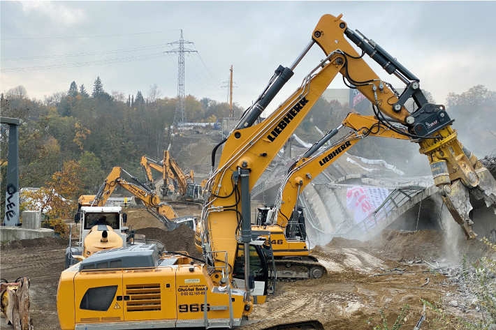 Liebherr-Raupenbagger im täglichen Einsatz bei den Abräumarbeiten nach Sprengung der Salzbachtalbrücke in Wiesbaden. Bild: Liebherr