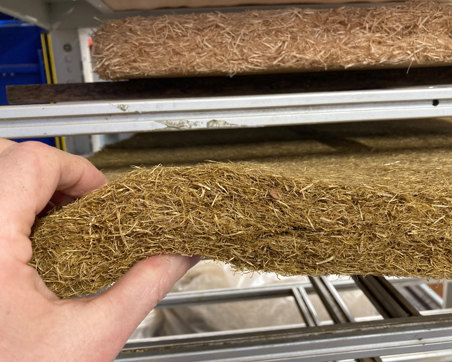 Dämmstoffe aus nachwachsenden Rohstoffen sollen die Umweltbilanz des chilenischen Bauwesens verbessern und zum globalen Klima- und Ressourcenschutz beitragen; Beispiel hier: flexible Dämmstoffmatten aus Weizenstroh. Bild: Fraunhofer WKI