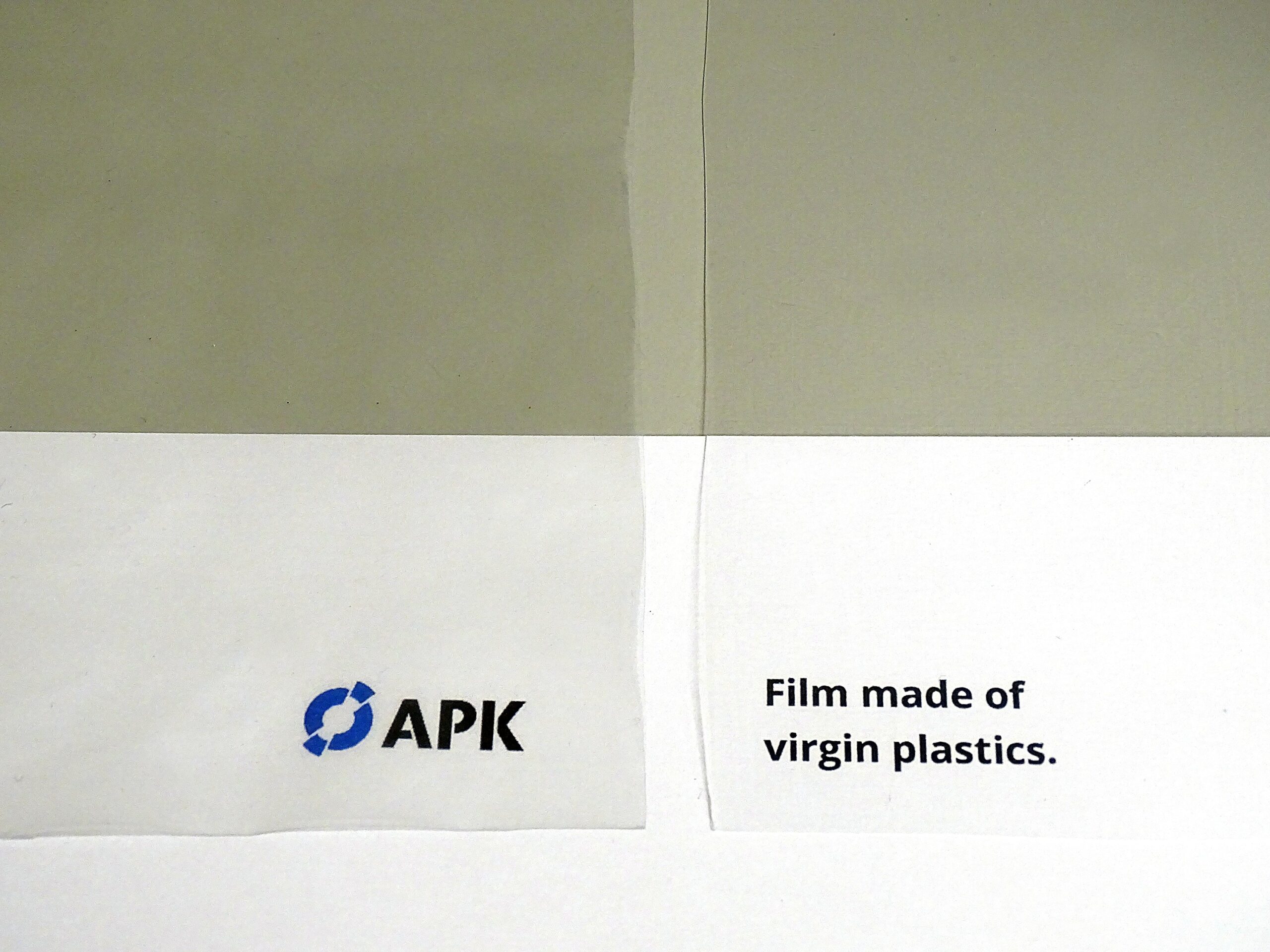 Transparent – LDPE-Folie aus Rezyklaten aus der post-consumer Newcycling-Kampagne der APK (links) und Folie aus neuen Kunststoffen (rechts)Bild: APK