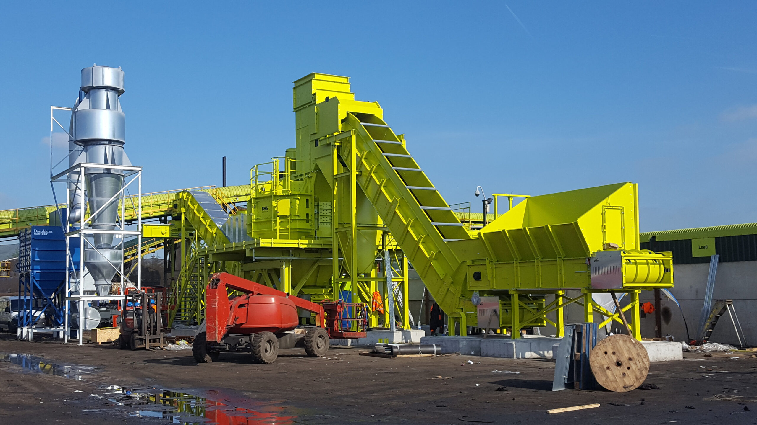 Bei Recycling Lives (UK) mit Sitz im englischen Preston wurde Ende 2019 eine Recyclinganlage geplant und realisiert, die ASR und Elektroschrott aufbereitet. Die Anlage ist für die Verarbeitung verschiedener Materialien wie Automotive Shredder Residue (ASR)-Fraktionen, Elektronikschrott und Meatballs konzipiert. Bild: C. Müller