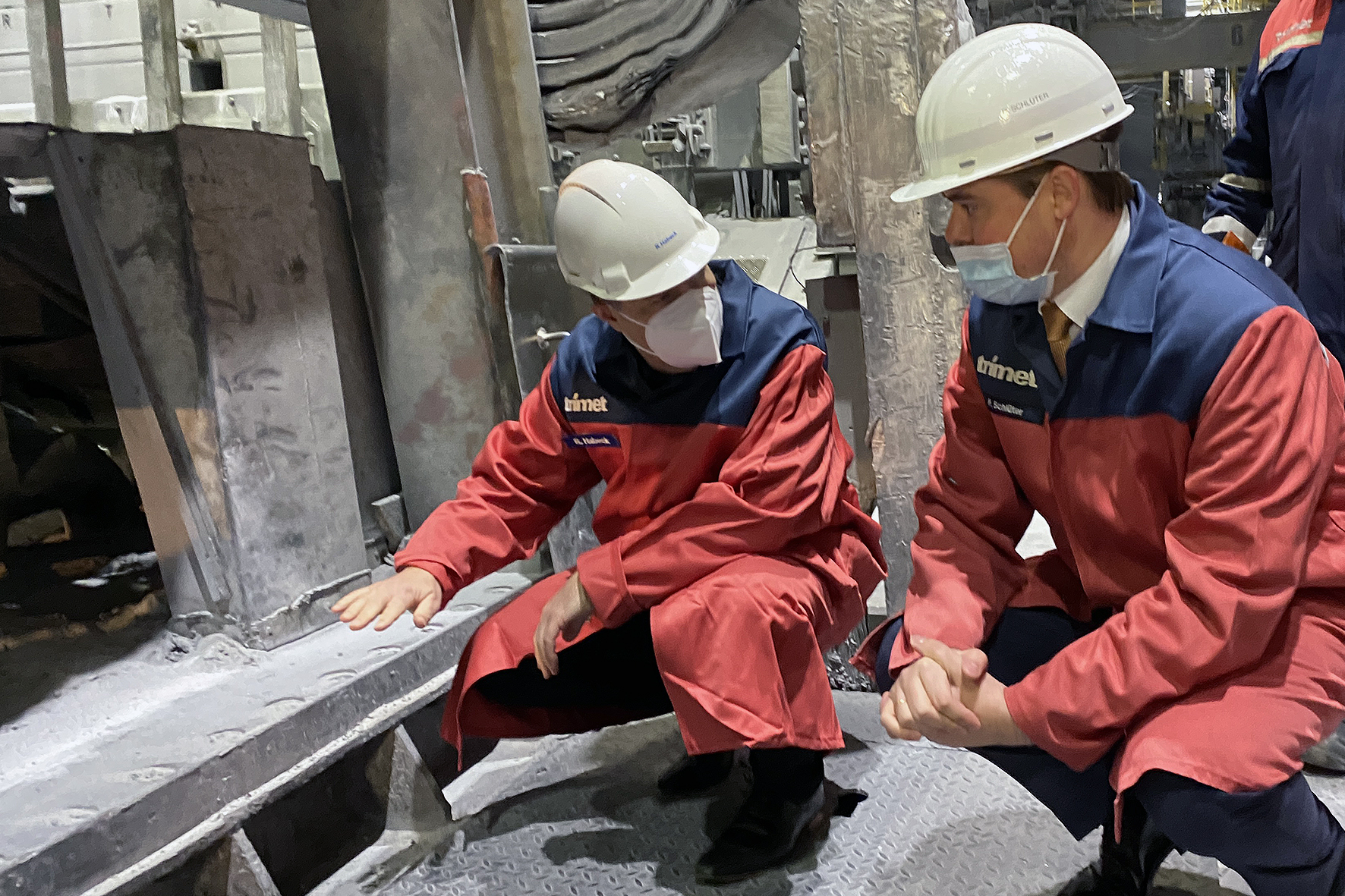 Bundesminister Dr. Robert Habeck (l.) und Trimet-Vorstandsvorsitzender Philipp Schlüter an einem Elektrolyseofen in der Hamburger Aluminiumhütte.