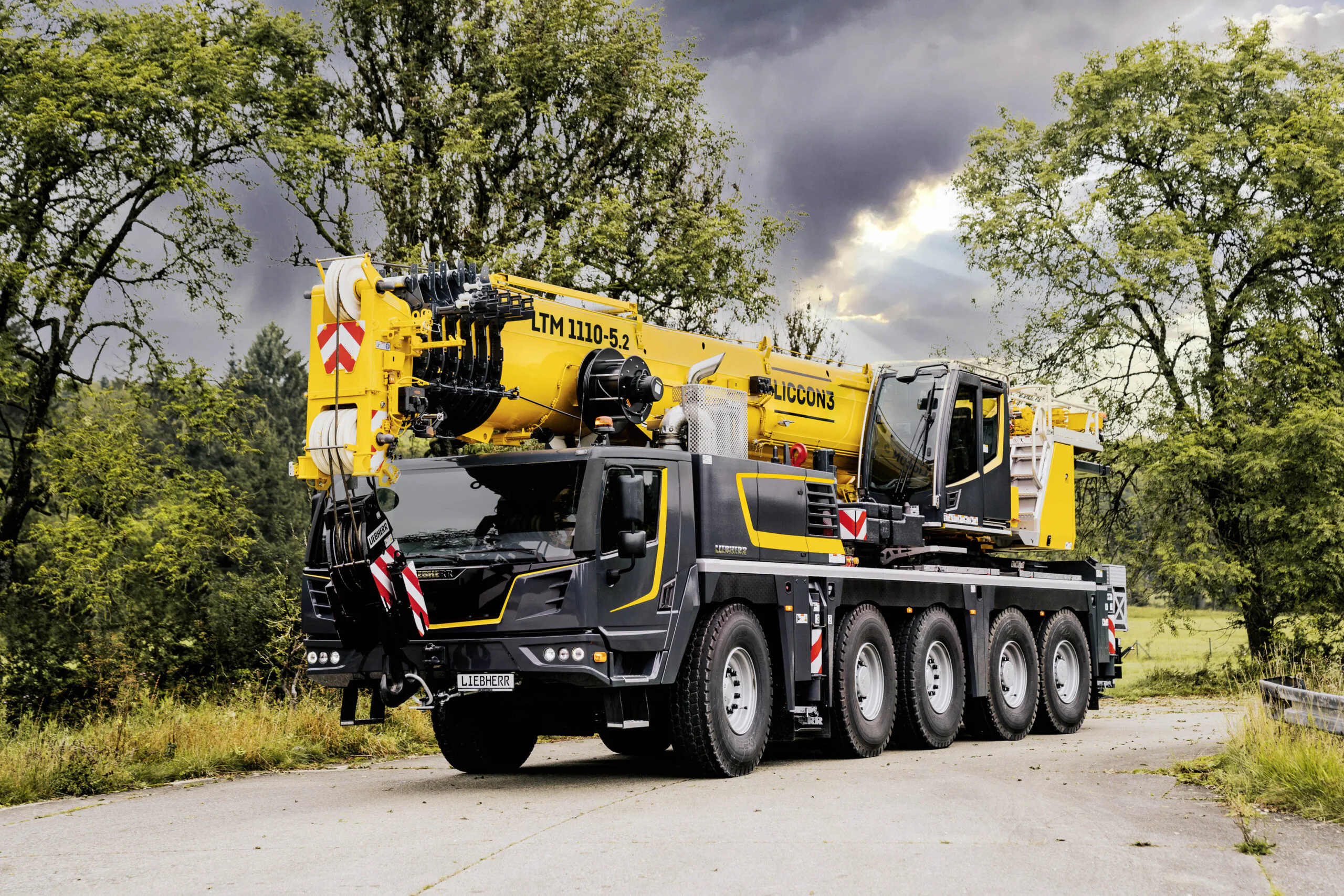 Die Liebherr-Werk Ehingen GmbH stellte bereits im September 2021 auf klimaneutralen HVO-Kraftstoff anstelle fossilen Diesels um – alle neuen Mobil- und Raupenkrane des Werks sind HVO-kompatibel. Bild: Liebherr