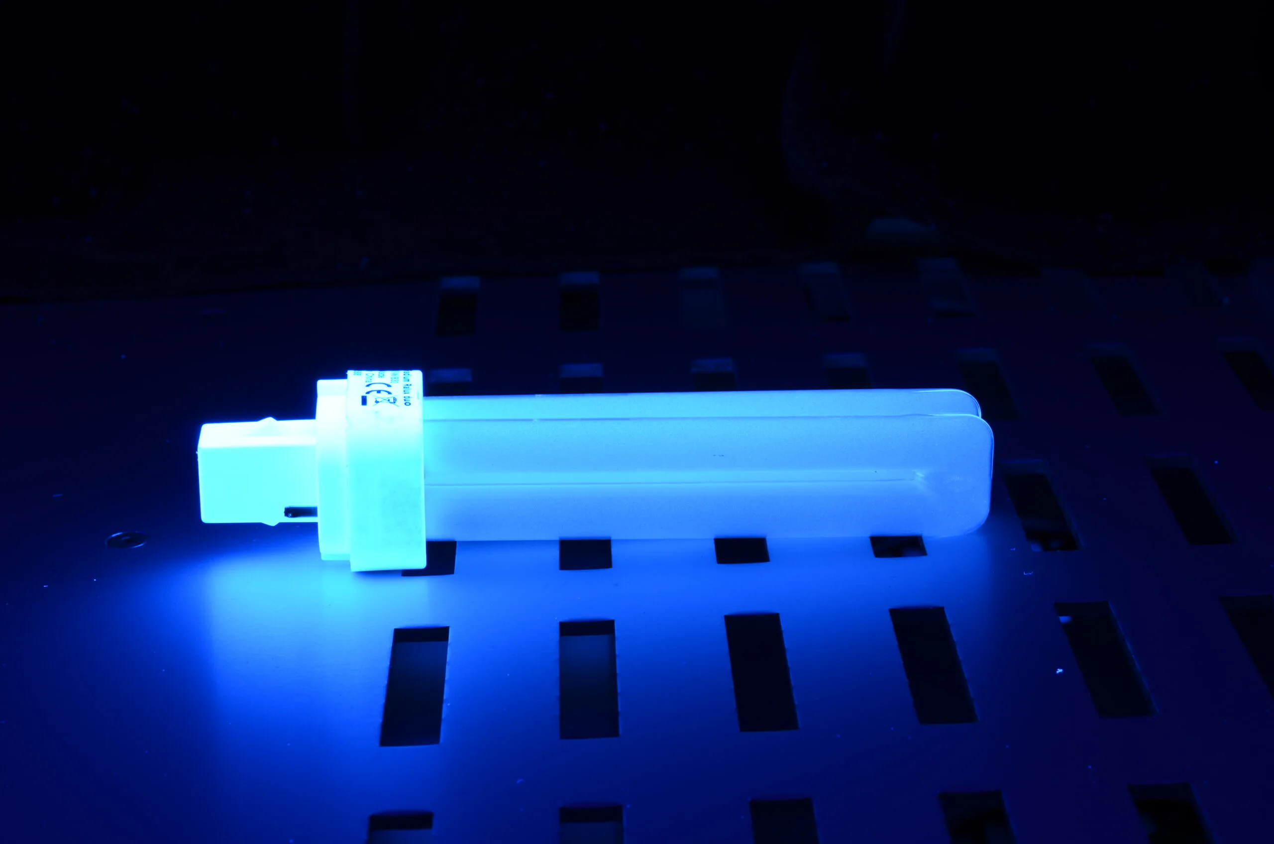Mit Hilfe von blauem Licht und elektromagnetischer Induktion sollen Lampenabfälle mit bis zu 100-prozentiger Genauigkeit detektiert werden. (Quelle: Fraunhofer IZM)