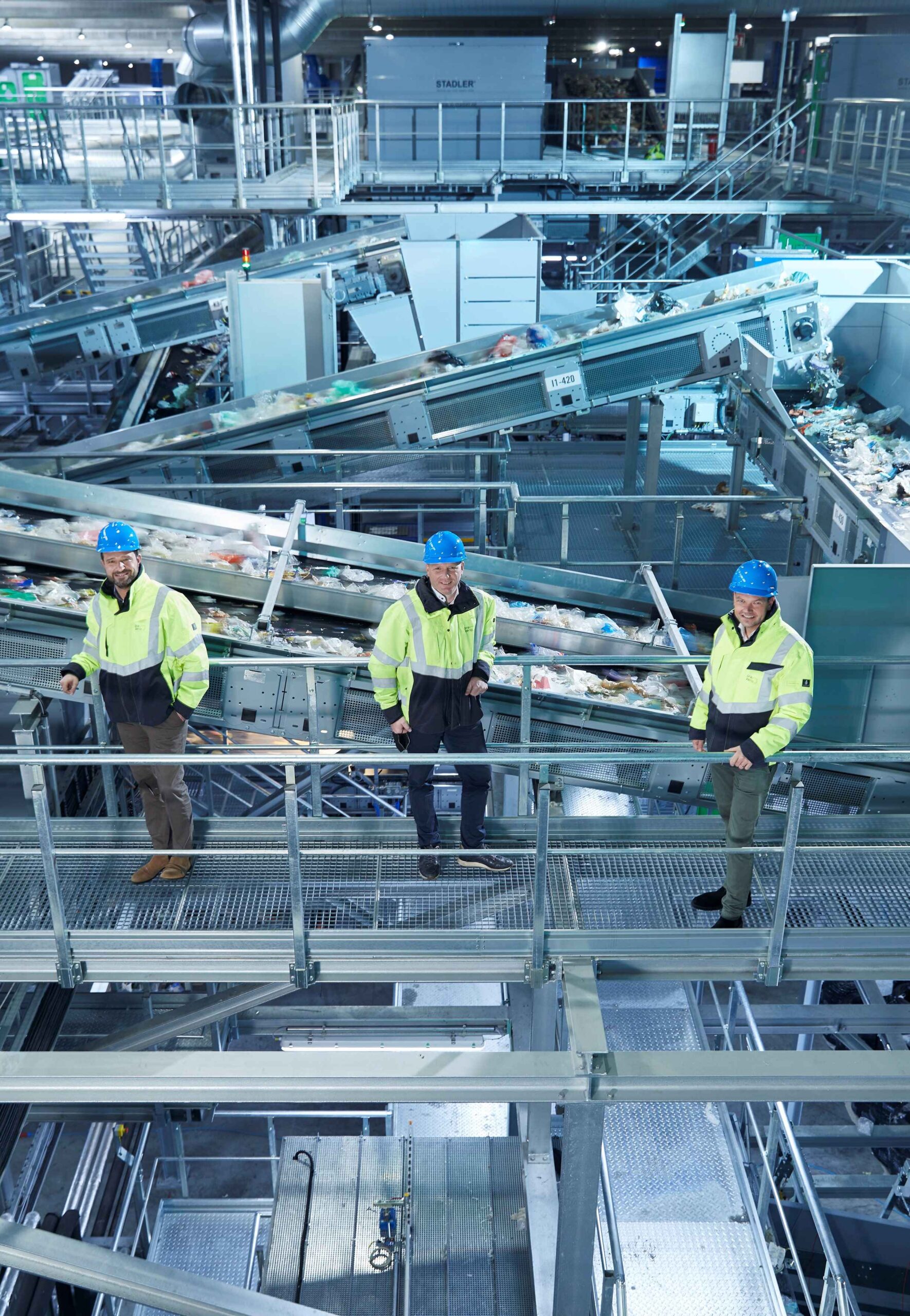 Christian Kampmann, Leiter Business Unit Sorting, Dietmar Böhm, Geschäftsleiter PreZero, und Stephan Garvs, Geschäftsführer PreZero Dual, eröffnen die neue LVP-Sortieranlage von PreZero in Eitting.