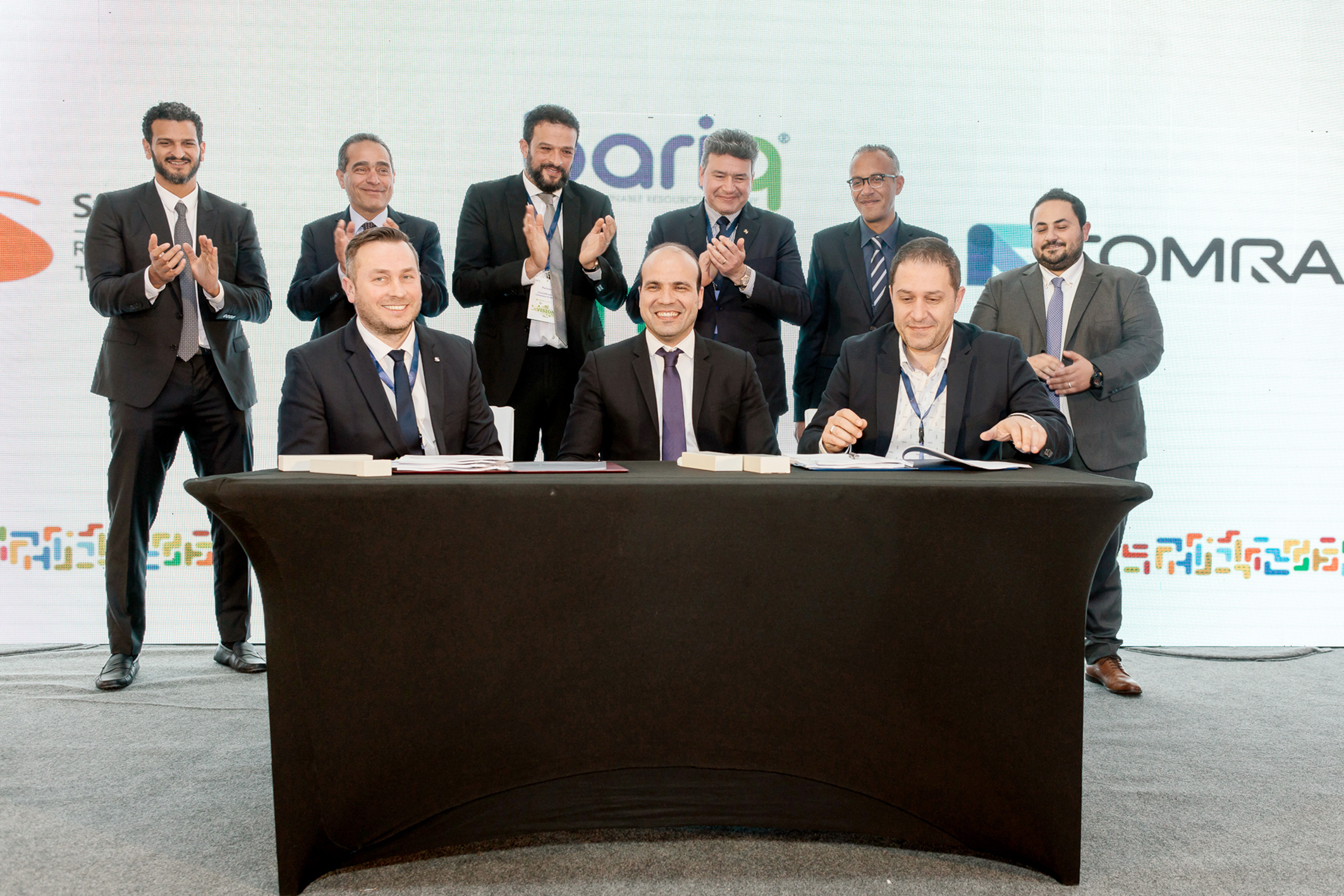 Andreas Pechhacker, General Manager Starlinger recycling technology, Mostafa Khairat, CEO BariQ, und Tasos Bereketidis, Sales Director Emerging Markets bei TOMRA Sorting Recycling, unterzeichneten die Verträge für die Standorterweiterung. Bild: BariQ
