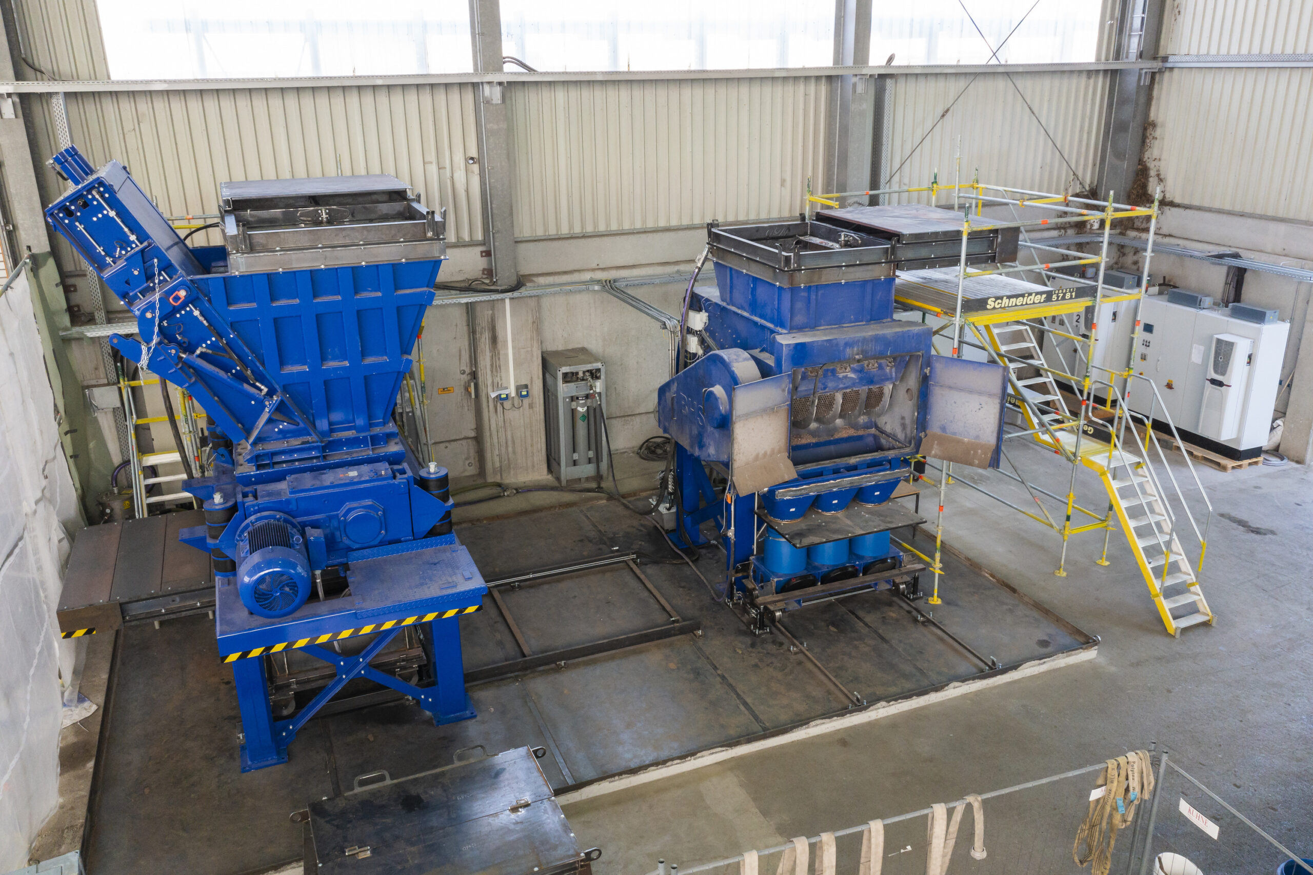 Ein ausgefeiltes Sicherheitssystem erlaubt im Test Center von BHS-Sonthofen Recyclingversuche mit Lithium-Ionen-Batterien. Bild: BHS Sonthofen