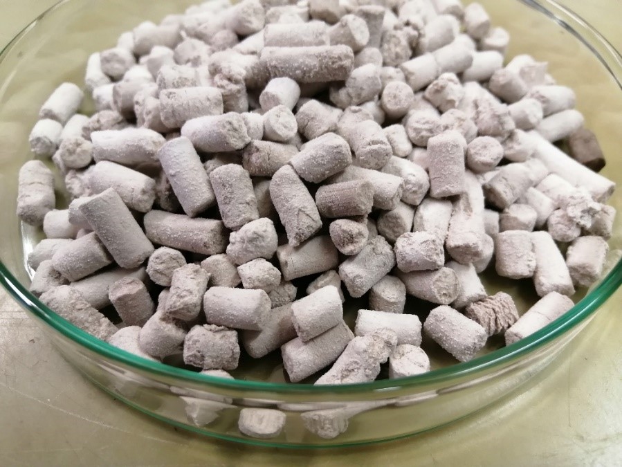 Die als Katalysator wirkenden Pellets aus Siliziumoxid. Foto: TU Bergakademie Freiberg