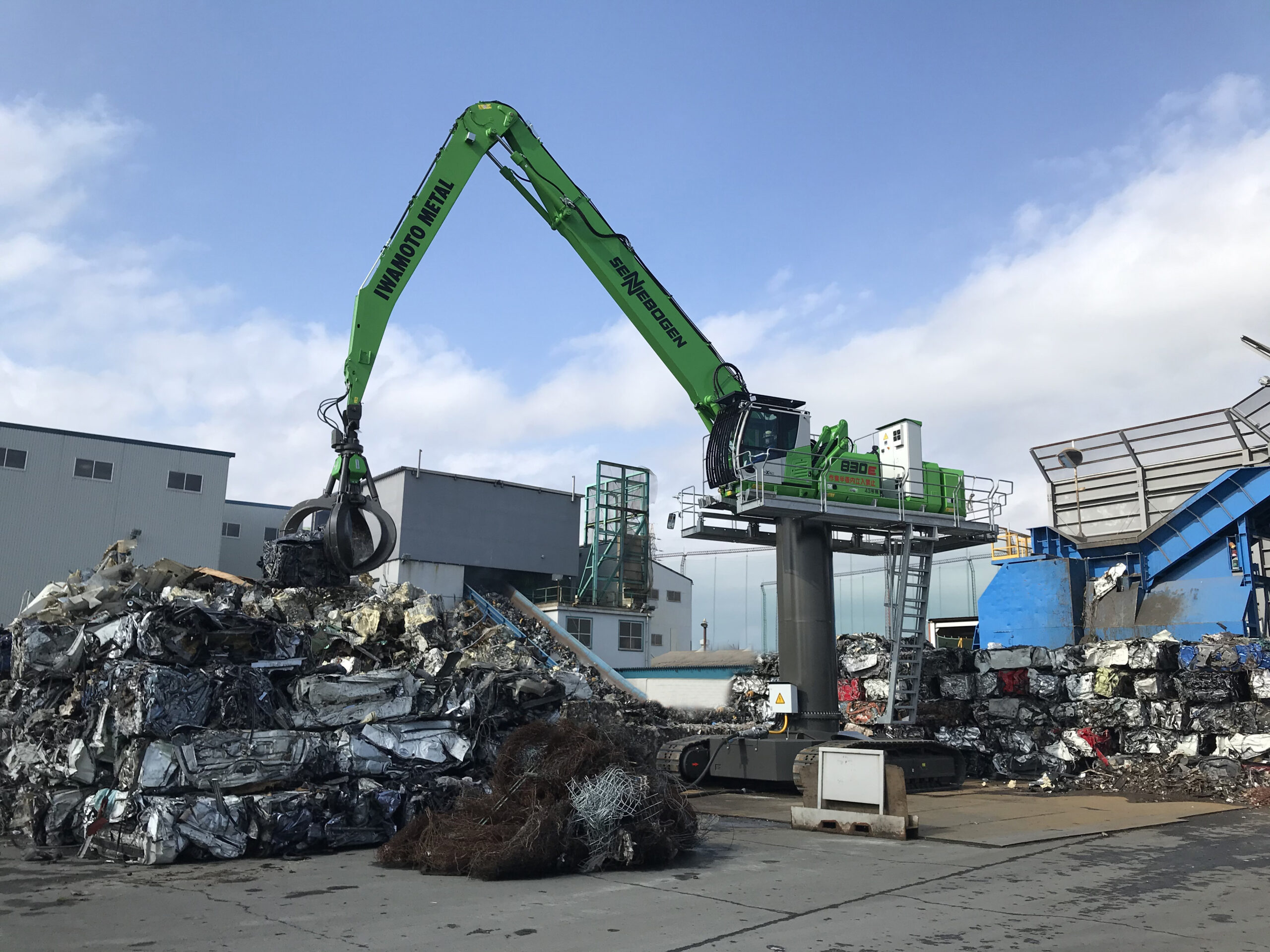 Umschlagbagger statt Erdbaubagger im Metallrecycling: mit Raupenunterwagen, 4,5 m Pylonerhöhung und 132 kW Elektromotor ist die Maschine genau für die Umschlagbedingungen von Iwamoto Metal Co Ltd’s größtem Werk konfiguriert. Bild: Sun Earth