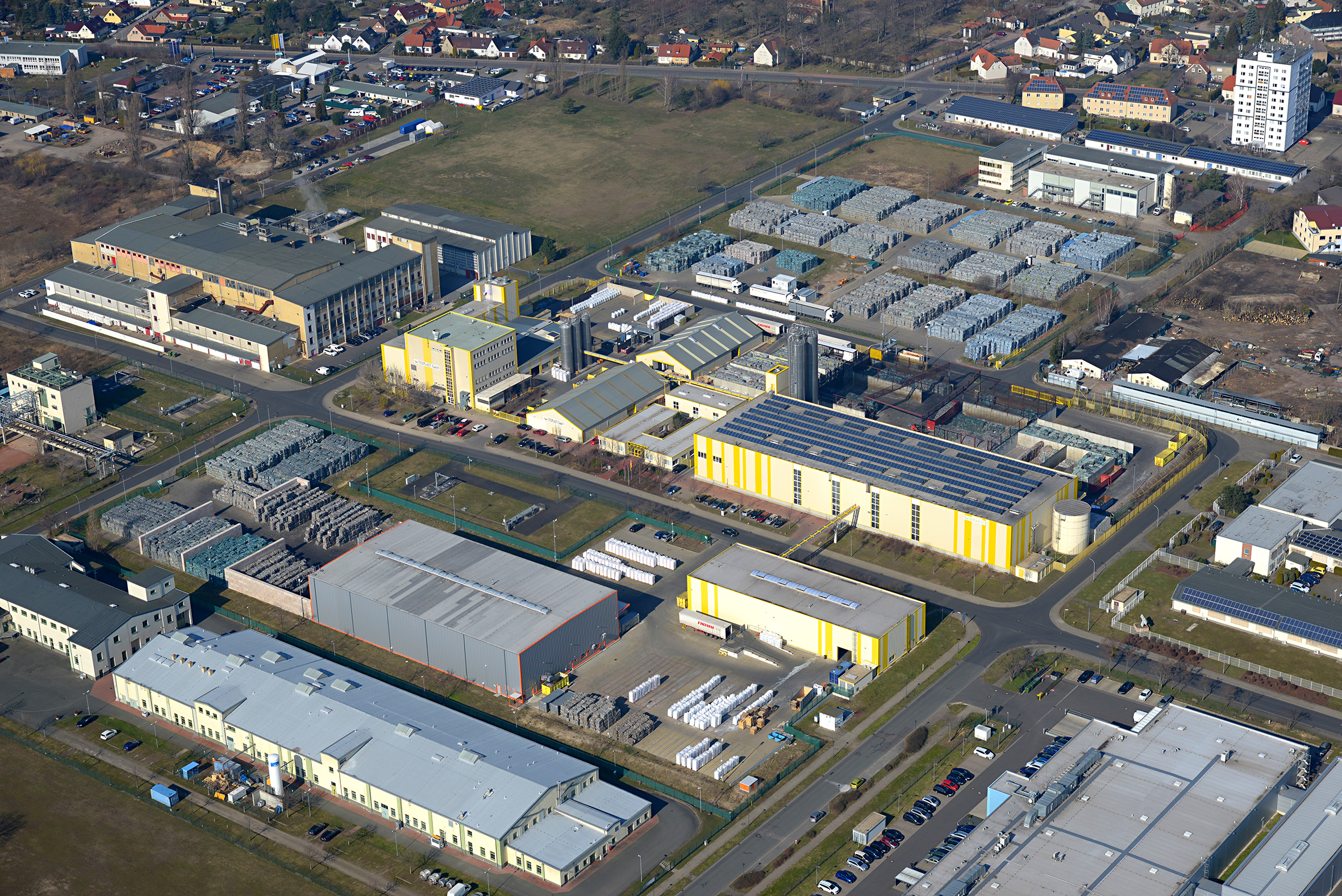 ALPLA übernimmt das Recycling-Unternehmen Texplast und das Joint Venture PET Recycling Team Wolfen. Am Standort in Bitterfeld-Wolfen werden jährlich 55.000 Tonnen PET-Flaschen verarbeitet.  Bild: ALPLA/Steffen Mainka, fotofliegen.de