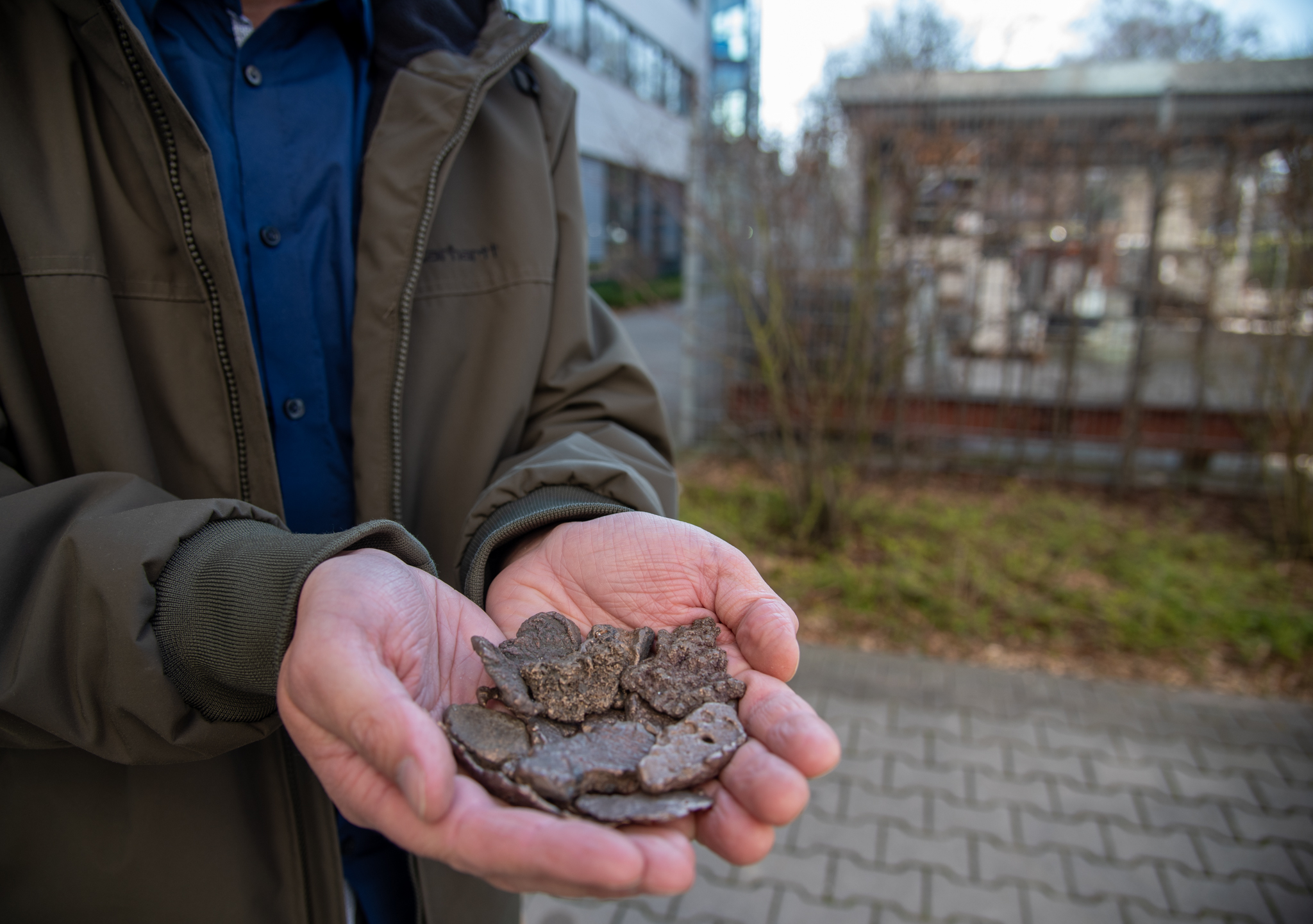 Optisch sind Metallschrotte häufig nicht zu unterscheiden. Eine Sortierung ist dann nur noch mithilfe von Sensorik möglich. Bild: FH Münster/Katharina Kipp