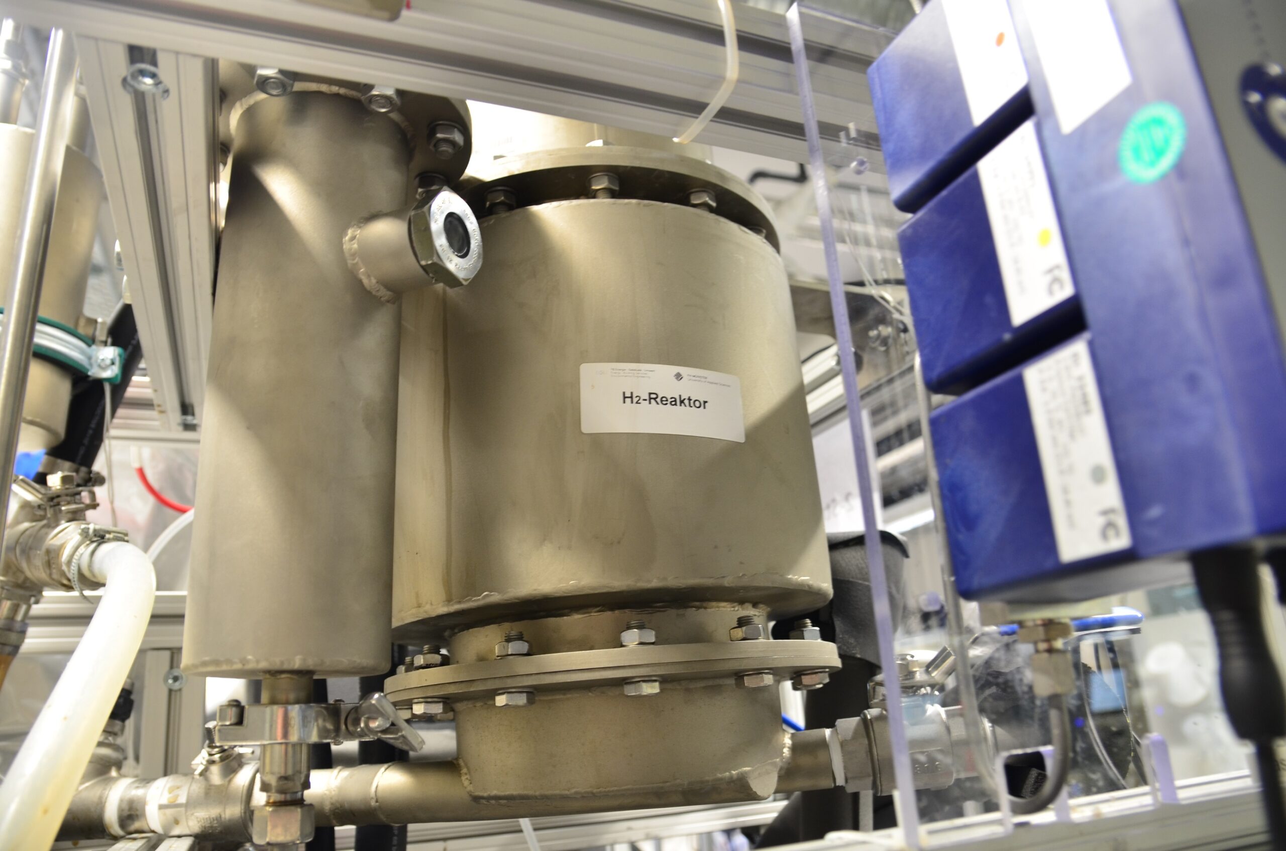 Ein Reaktor der Versuchsanlage fermentiert Industrieabwässer unter Abwesenheit von Sauerstoff und Licht zu Wasserstoff. Bild: FH Münster/Frederik Tebbe