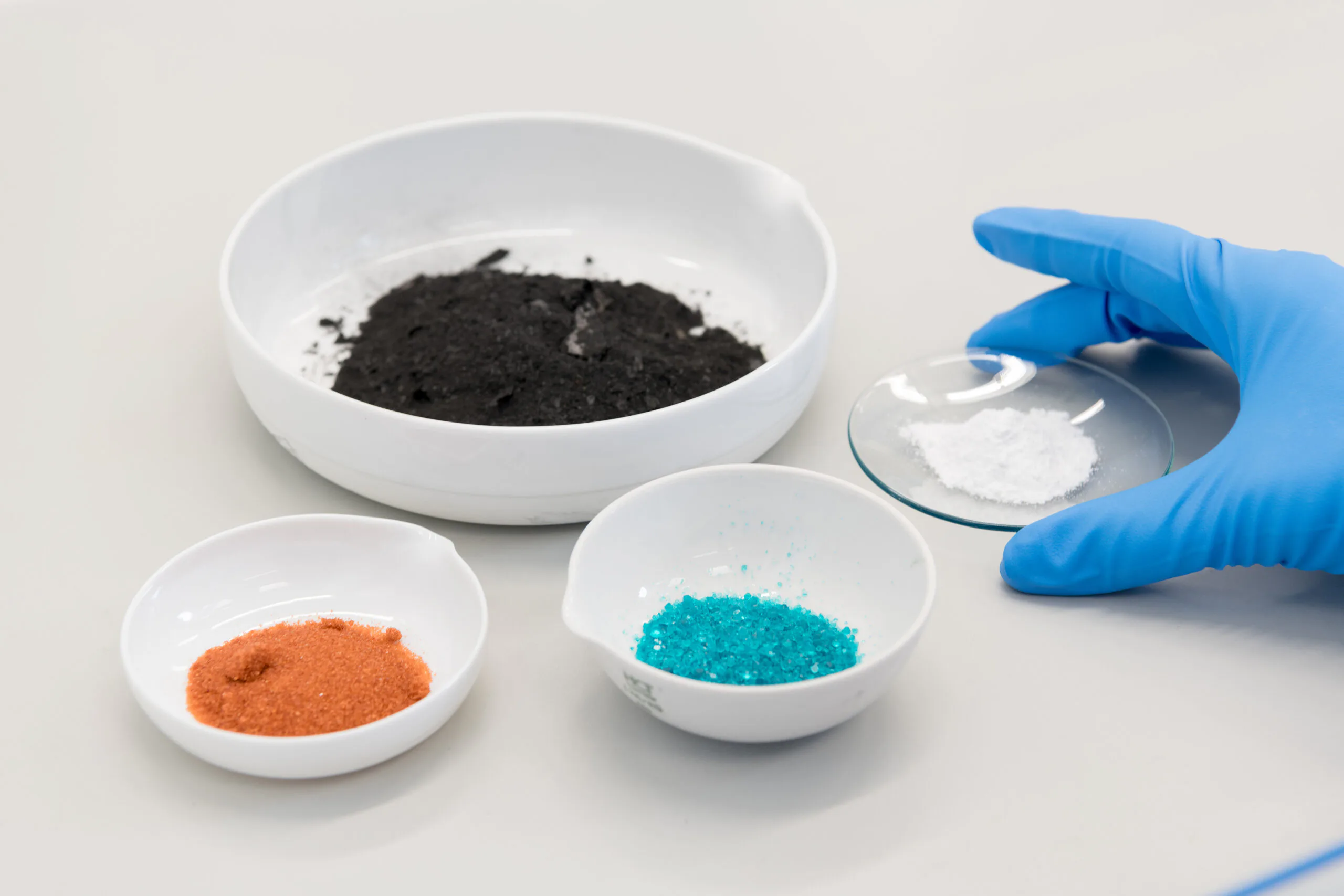Die Pilotanlage wird in einem hydrometallurgischen Prozess wertvolle Metalle wie Lithium, Nickel, Kobalt, Mangan und Graphit aus der sogenannten Schwarzen Masse mit höchsten Ausbeuten extrahieren. Schwarze Masse ist ein pulverförmiger Reststoff, der beim Zerlegen und Schreddern von Lithium-Ionen-Batterien entsteht. Bild: Aurubis