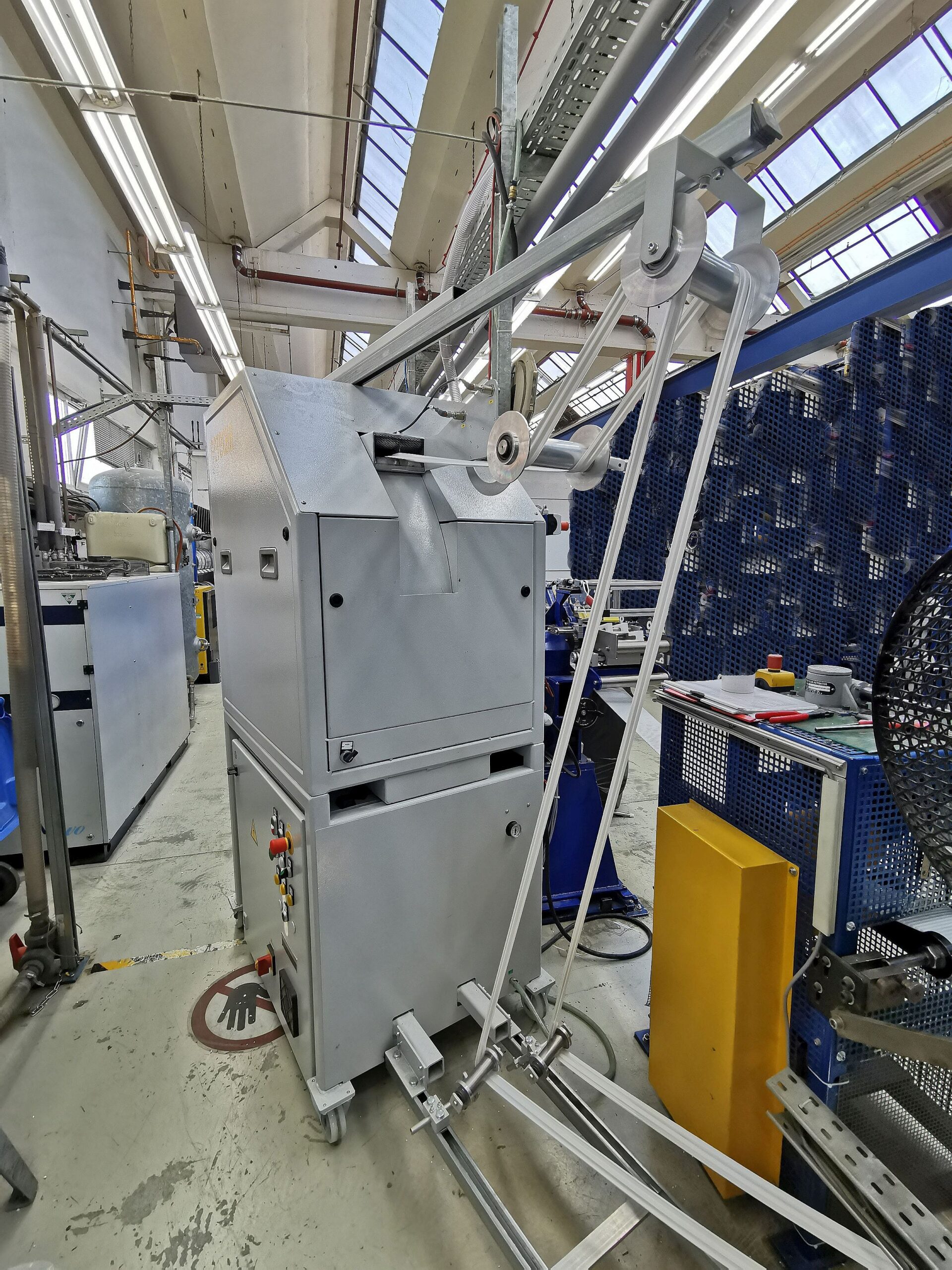 An einer Extrusionsanlage zur Herstellung von Antriebsriemen und Fördergurten zieht die Schneidmühle RS 2404 E von Getecha gleichzeitig zwei Randstreifen aus TPE oder TPU 50-95 Shore A ein und zerkleinert sie zu hochwertigem Mahlgut. Bild: Getecha