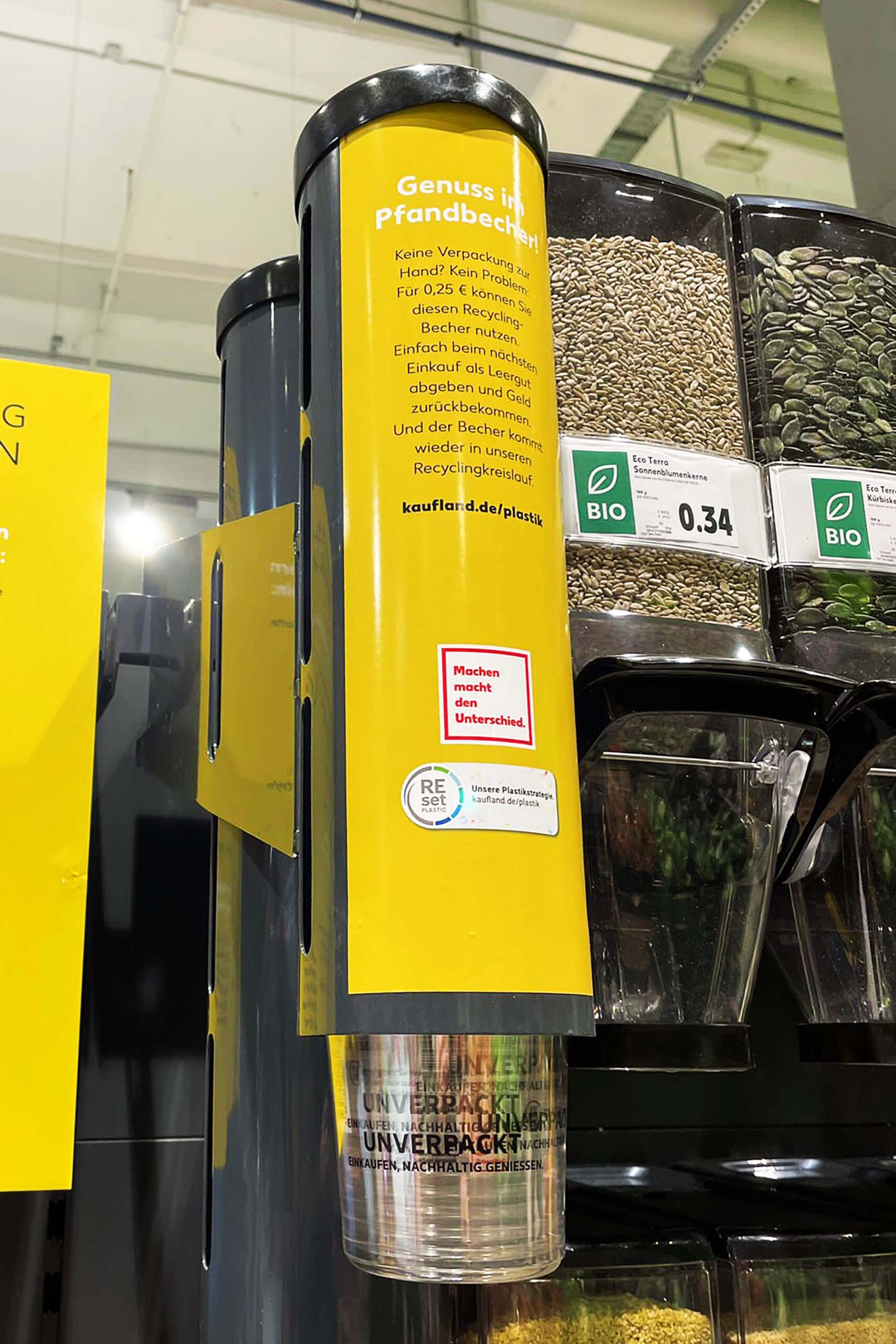 An den Unverpacktstationen können die Kunden nun auch Einwegbecher aus Rezyklat nutzen. Bild: Kaufland.