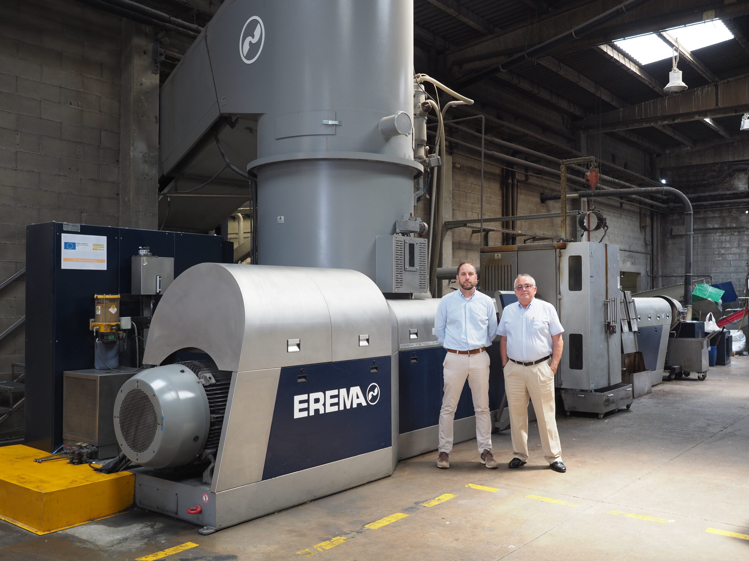 Aleix Vintró, CEO Anviplas, and Joan Vintró am Standort in Navacles. Dort ist eine Intarema 1716 TVEplus von Erema im Einsatz. Bild: Erema