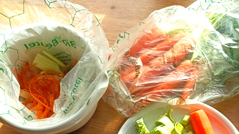 Der Bio-Beutel ist im Haushalt mehrfach nutzbar. Lebensmittel wie zum Beispiel Karotten lassen sich darin aufbewahren und frisch halten. Für Küchenabfälle wie etwa Kartoffelschalen bietet sich der Bio-Beutel als praktische und hygienische Sammelhilfe an, die über die Biotonne entsorgt werden kann.
 Foto: C. A. R. M. E. N. e. V.