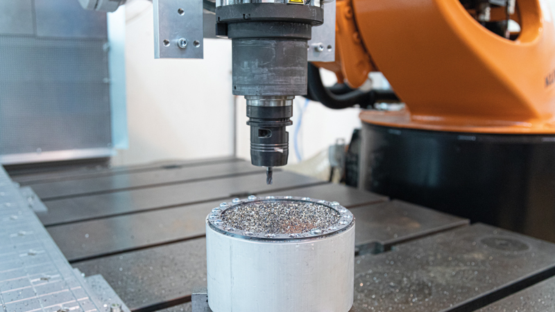 Die IPA-Software ermöglicht, auch ohne Expertenwissen, eine Roboteraufgabe rund um die (De-)Montage zu programmieren. Foto: Fraunhofer IPA/Rainer Bez