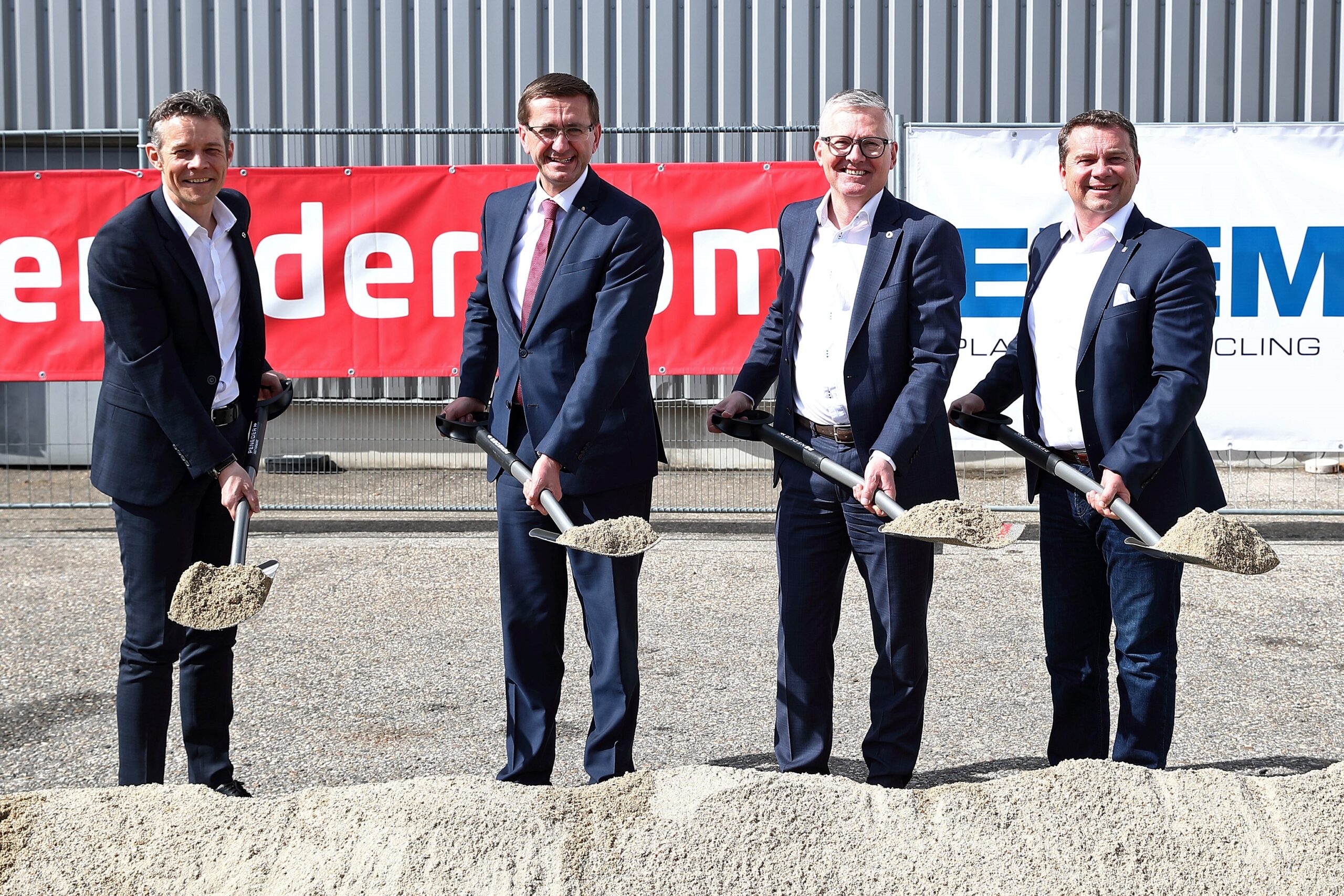 Markus Huber-Lindinger, Managing Director EREMA GmbH, OÖ Wirtschafts-Landesrat Markus Achleitner, Manfred Hackl, CEO EREMA Group GmbH, und Bgm. Christian Partoll. Bild: Land OÖ/Kauder