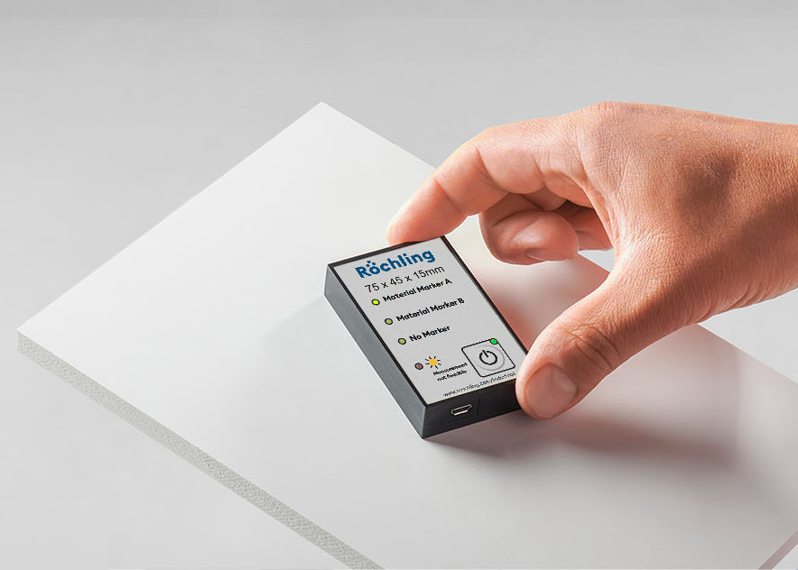 Authentifizierung: Das Halbzeug oder Bauteil wird mit dem Detektor
an einer beliebigen Stelle gescannt – sind Markerpartikel enthalten,
gibt der Scanner ein Signal. Das bietet neue Möglichkeiten zum
Beispiel bei Plagiatsschutz und der Abwehr ungerechtfertigter
Reklamationen Bild: Polysecure