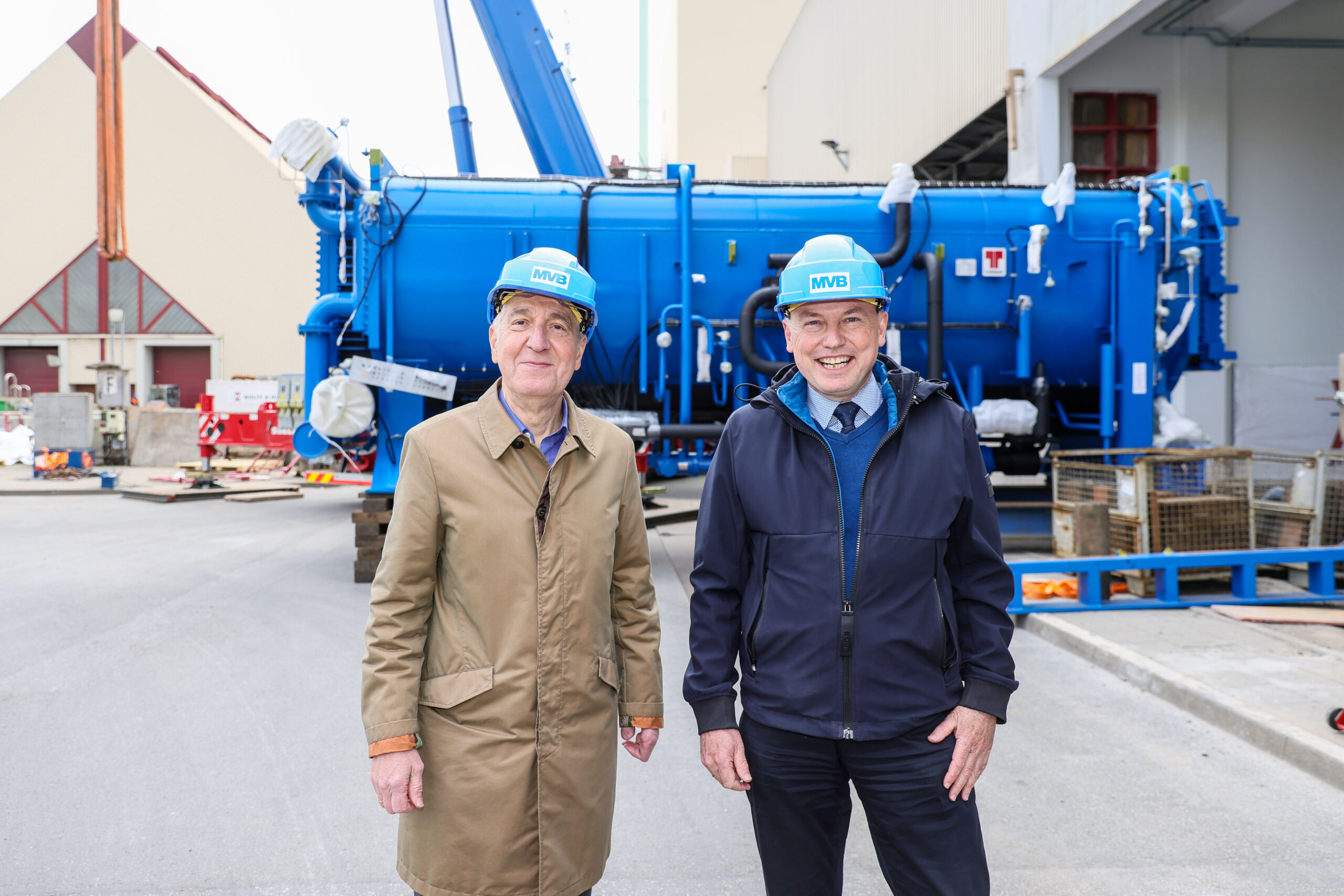 Installation Absorptionswärmepumpen an der Müllverwertungsanlage Borsigstraße: Staatsrat Michael Pollmann (BUKEA), Prof. Dr. Rüdiger Siechau (SRH) (Quelle: Thorge Huter)