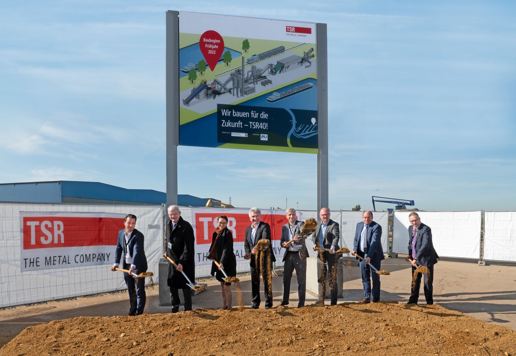 Spatenstich für die neue TSR-Aufbereitungsanlage (v.l.): Christian Blackert (Regionalleiter TSR Recycling), Norbert Rethmann (Ehrenaufsichtsratsvorsitzender Rethmann), Dr. Rosa Peter (Hüttenwerke Krupp Mannesmann), Prof. Dr. Andreas Pinkwart (NRW-Wirtschaftsminister), Dr. Arnd Köfler (CTO Thyssenkrupp Steel Europe), Sören Link (Oberbürgermeister der Stadt Duisburg), Markus Bangen (Vorstandsvorsitzender Duisburger Hafen) und Bernd Fleschenberg (COO TSR Recycling) (Quelle: Thyssenkrupp Steel Europe)